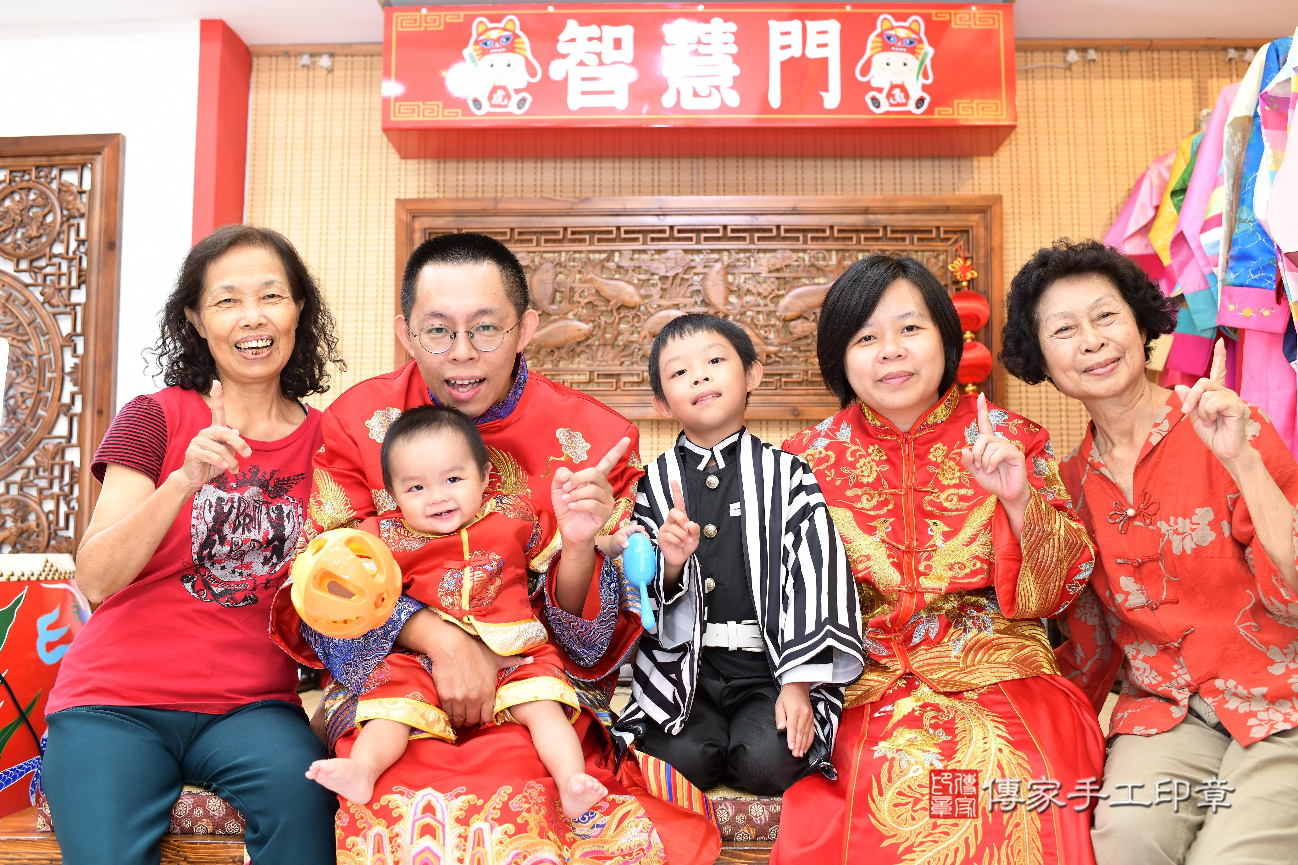 傳家手工印章台南店、抓周、度脺、中國風會場、傳家嬰兒古禮、吉祥話、抓周道具物品24種、拍照。抓周證書。寶寶抓周、滿周歲、生日快樂、祝福