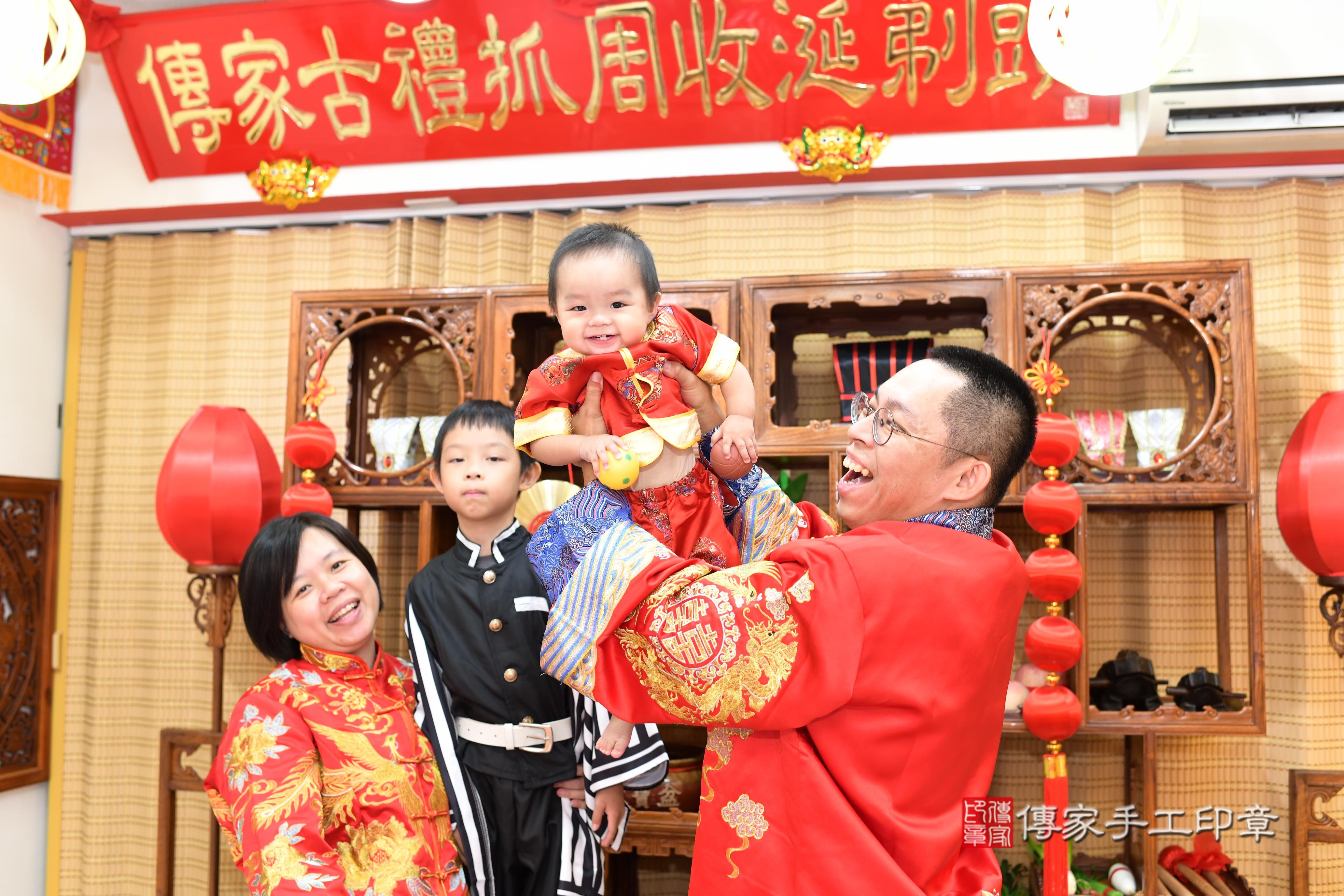 傳家手工印章台南店、抓周、度脺、中國風會場、傳家嬰兒古禮、吉祥話、抓周道具物品24種、拍照。抓周證書。寶寶抓周、滿周歲、生日快樂、祝福