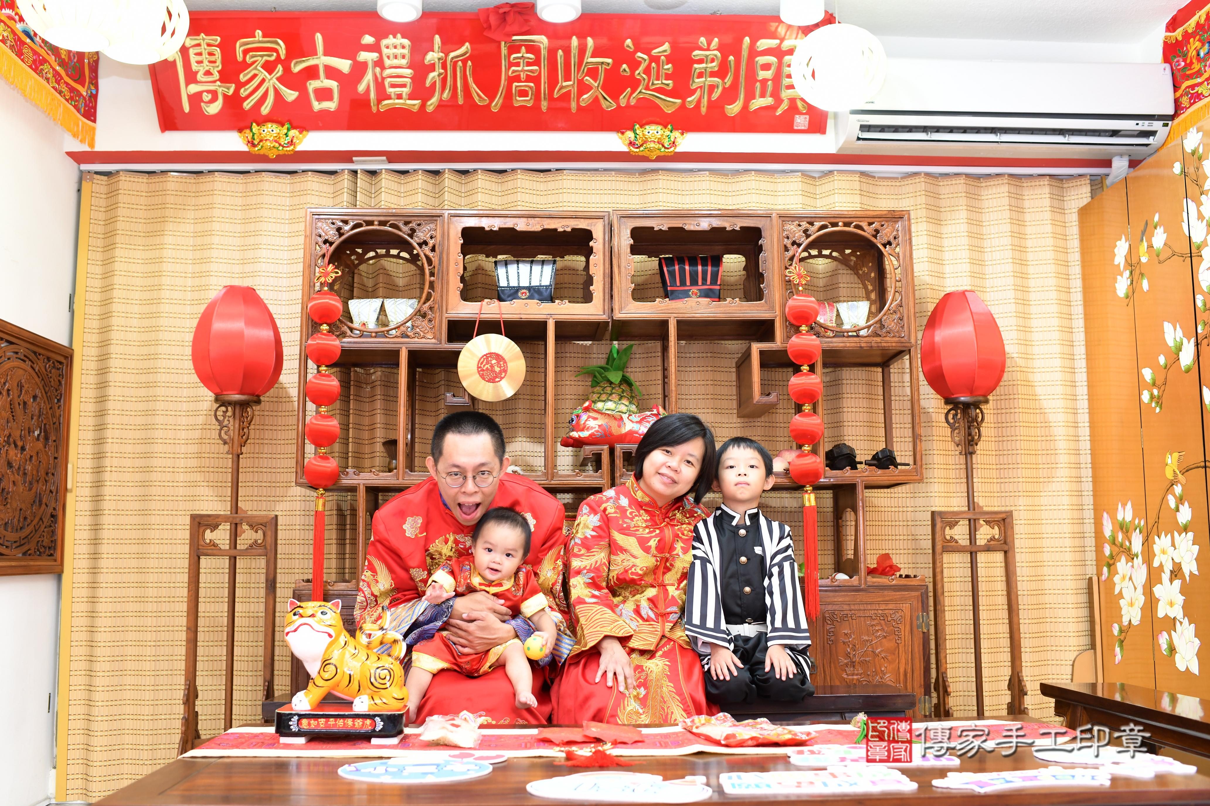 傳家手工印章台南店、抓周、度脺、中國風會場、傳家嬰兒古禮、吉祥話、抓周道具物品24種、拍照。抓周證書。寶寶抓周、滿周歲、生日快樂、祝福