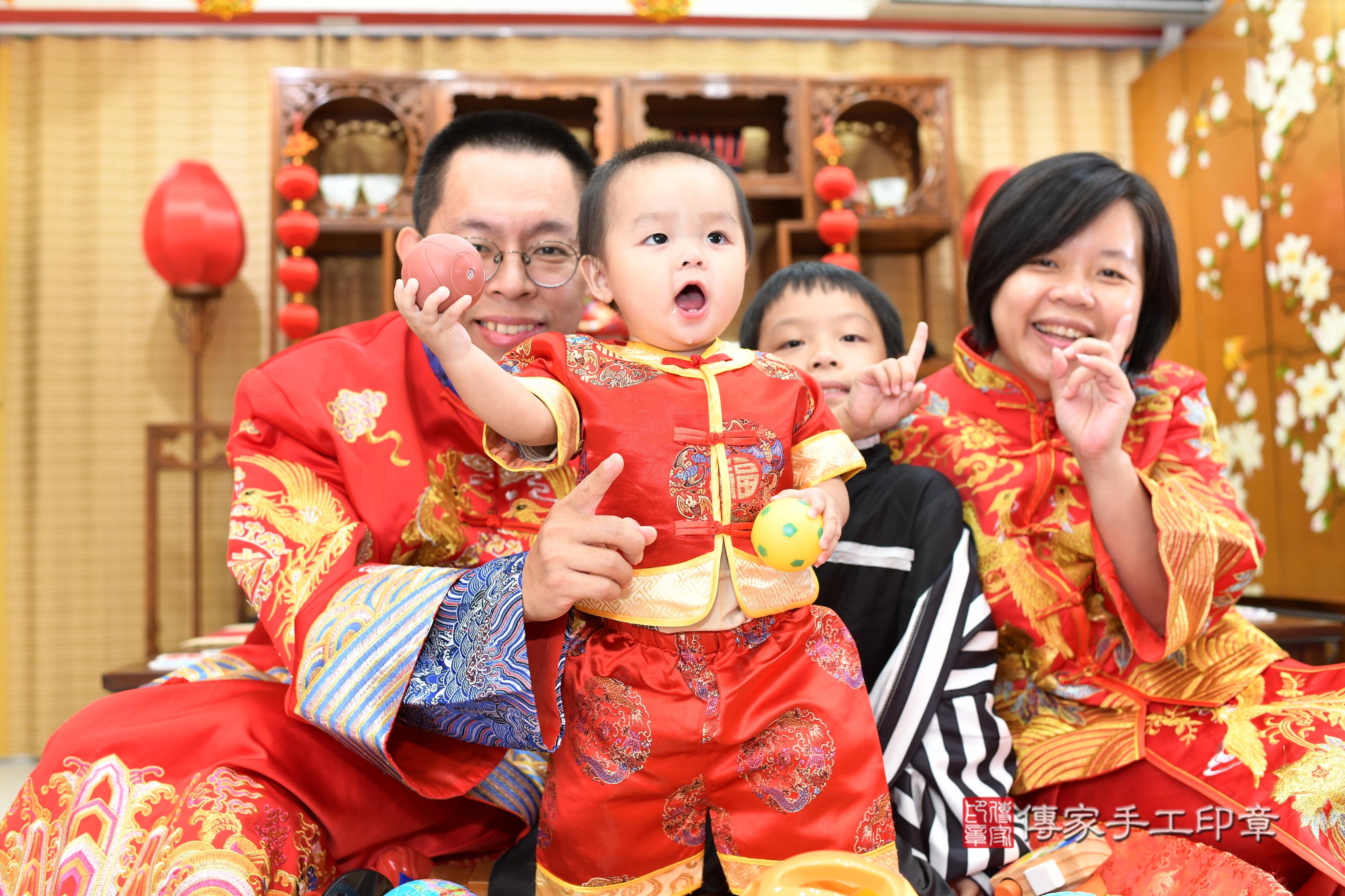 傳家手工印章台南店、抓周、度脺、中國風會場、傳家嬰兒古禮、吉祥話、抓周道具物品24種、拍照。抓周證書。寶寶抓周、滿周歲、生日快樂、祝福