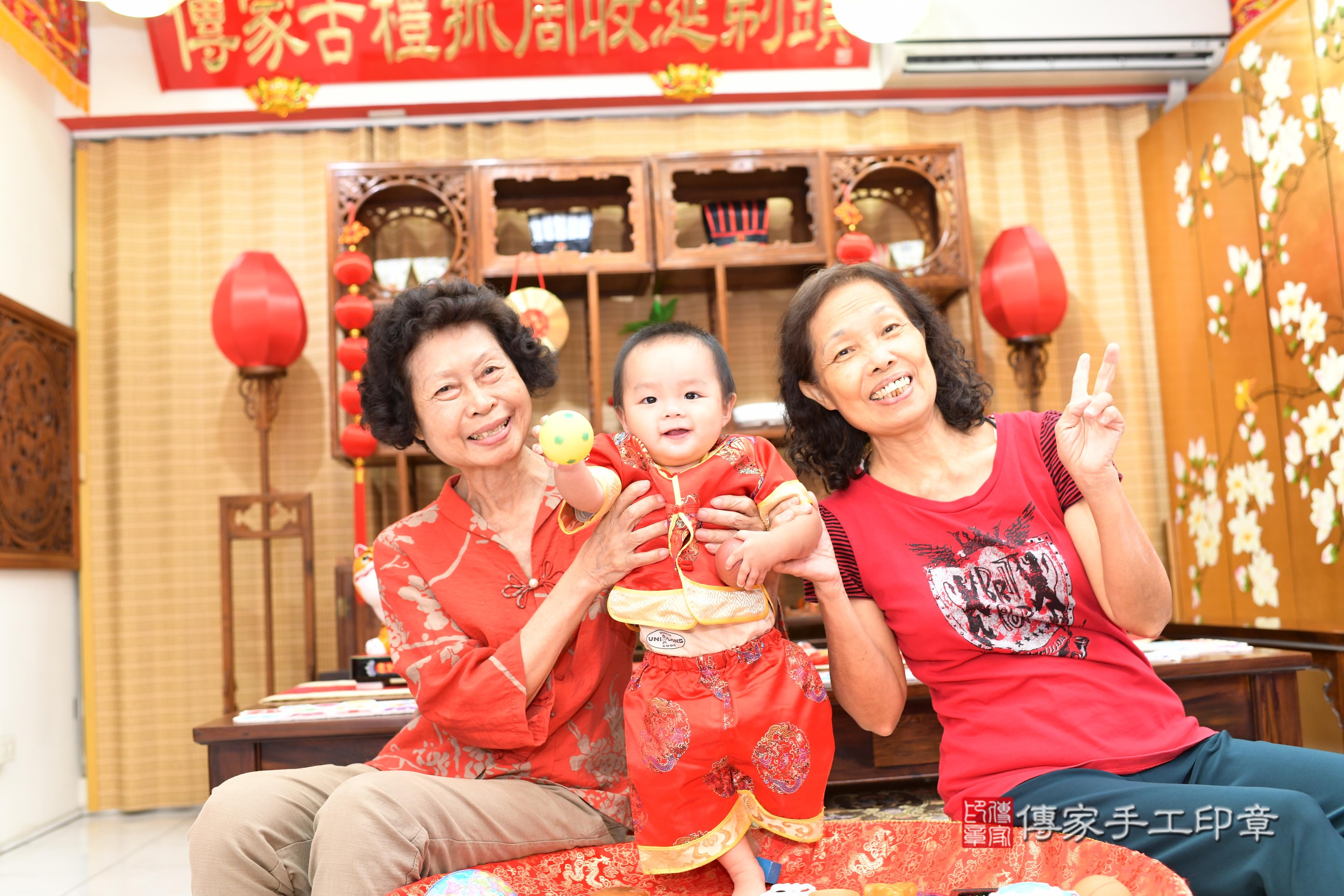 傳家手工印章台南店、抓周、度脺、中國風會場、傳家嬰兒古禮、吉祥話、抓周道具物品24種、拍照。抓周證書。寶寶抓周、滿周歲、生日快樂、祝福
