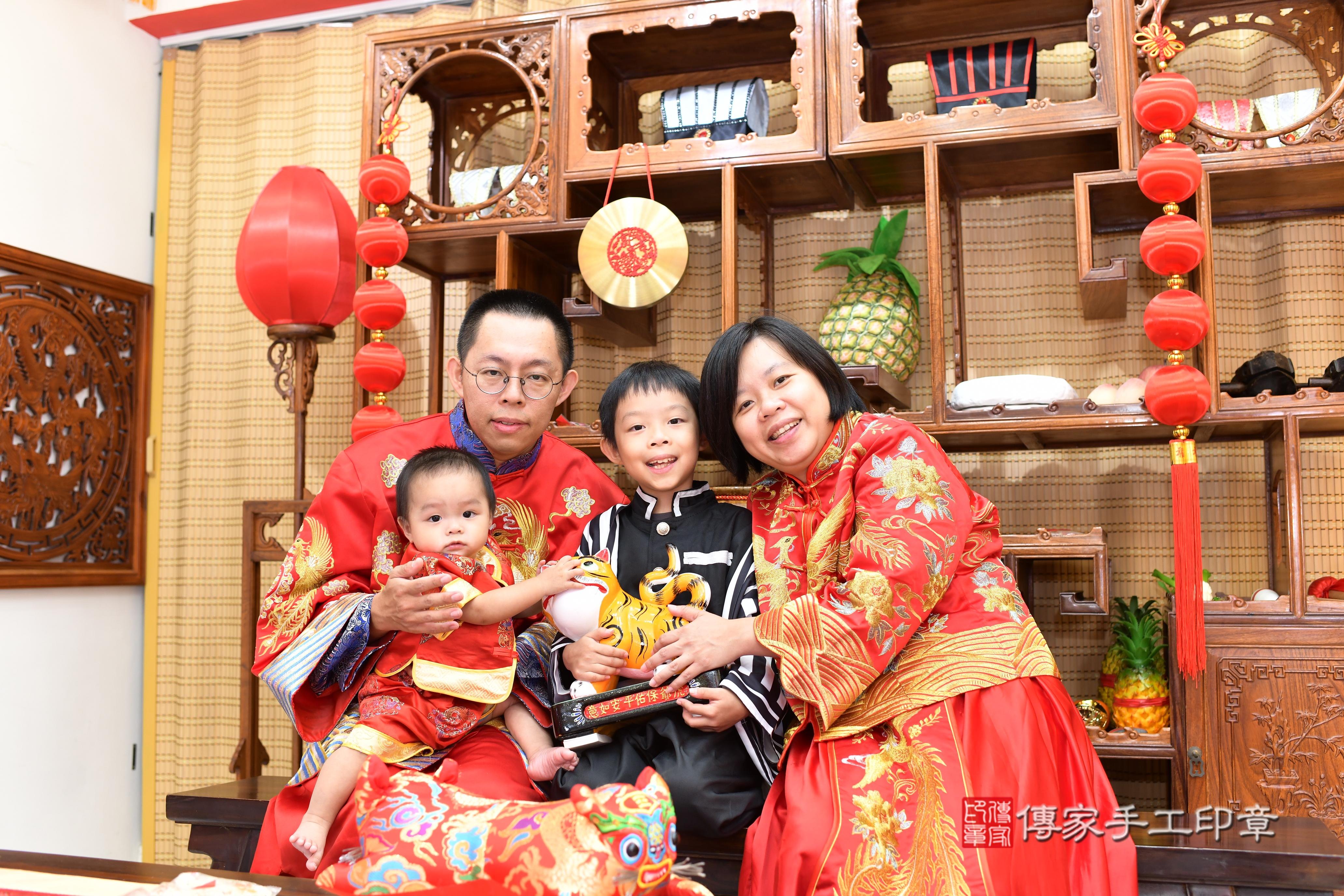 傳家手工印章台南店、抓周、度脺、中國風會場、傳家嬰兒古禮、吉祥話、抓周道具物品24種、拍照。抓周證書。寶寶抓周、滿周歲、生日快樂、祝福