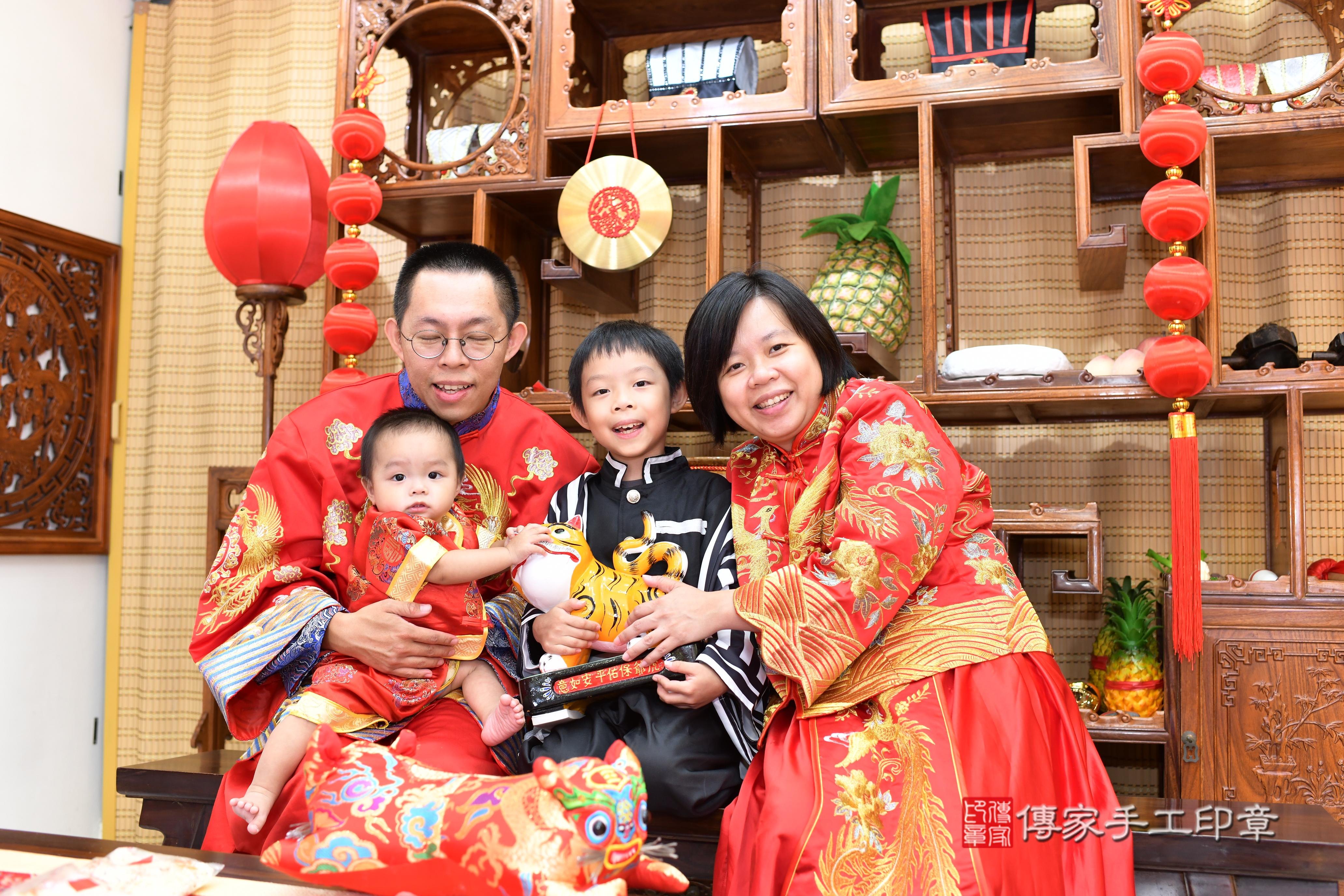 傳家手工印章台南店、抓周、度脺、中國風會場、傳家嬰兒古禮、吉祥話、抓周道具物品24種、拍照。抓周證書。寶寶抓周、滿周歲、生日快樂、祝福