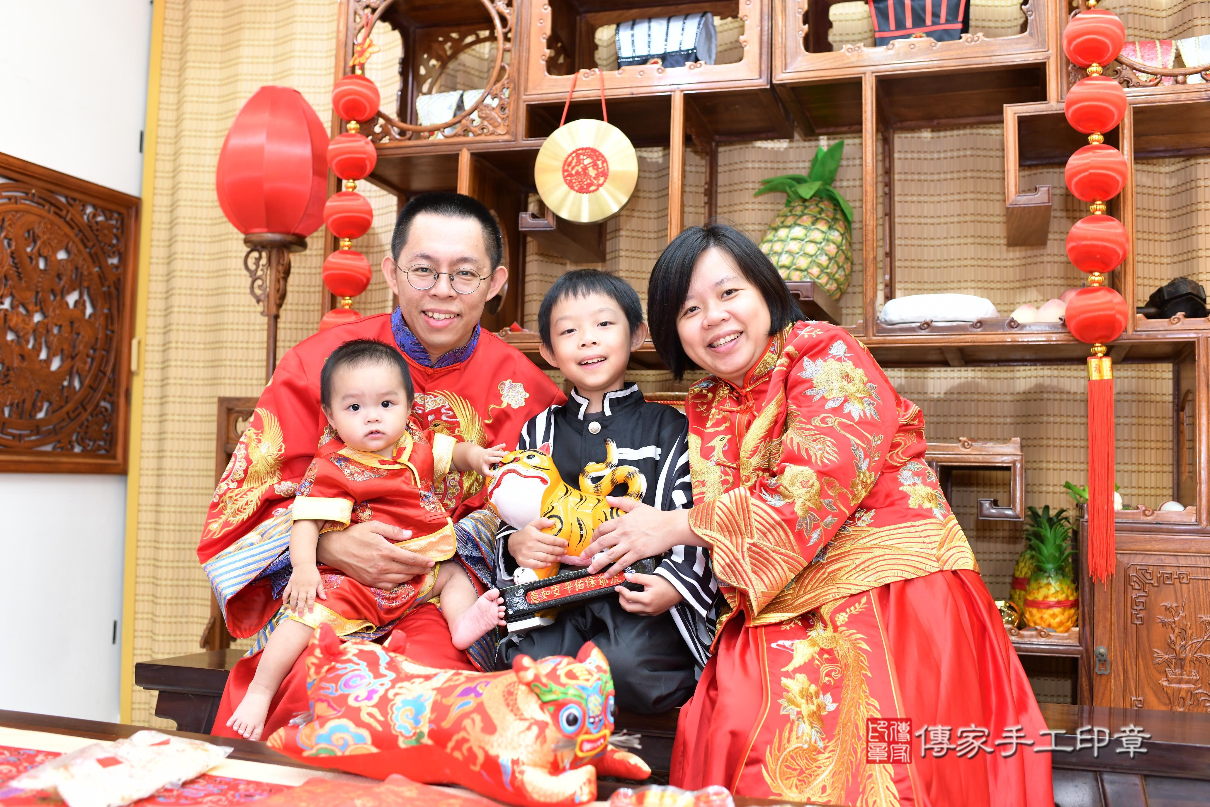 傳家手工印章台南店、抓周、度脺、中國風會場、傳家嬰兒古禮、吉祥話、抓周道具物品24種、拍照。抓周證書。寶寶抓周、滿周歲、生日快樂、祝福