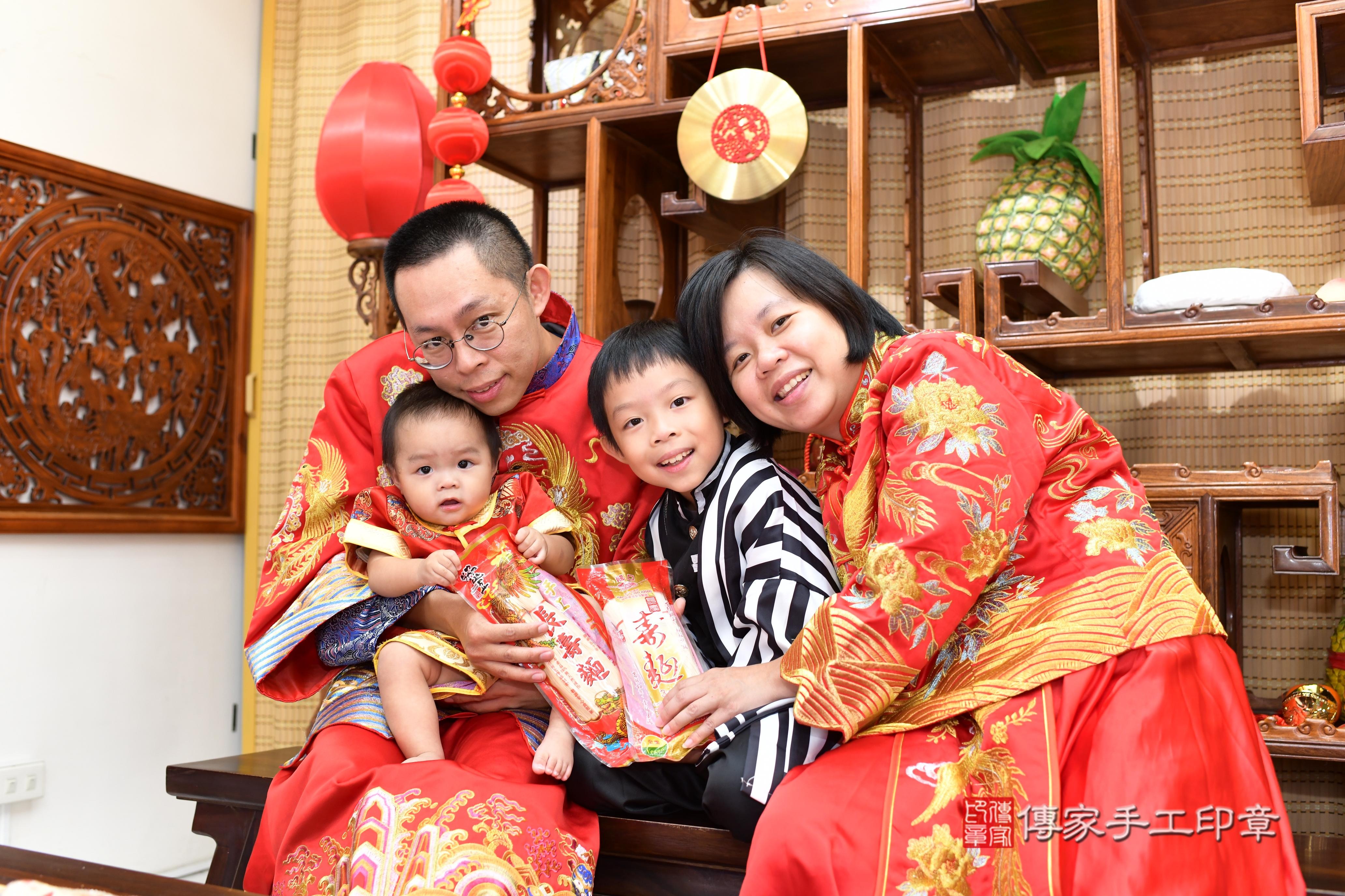 傳家手工印章台南店、抓周、度脺、中國風會場、傳家嬰兒古禮、吉祥話、抓周道具物品24種、拍照。抓周證書。寶寶抓周、滿周歲、生日快樂、祝福