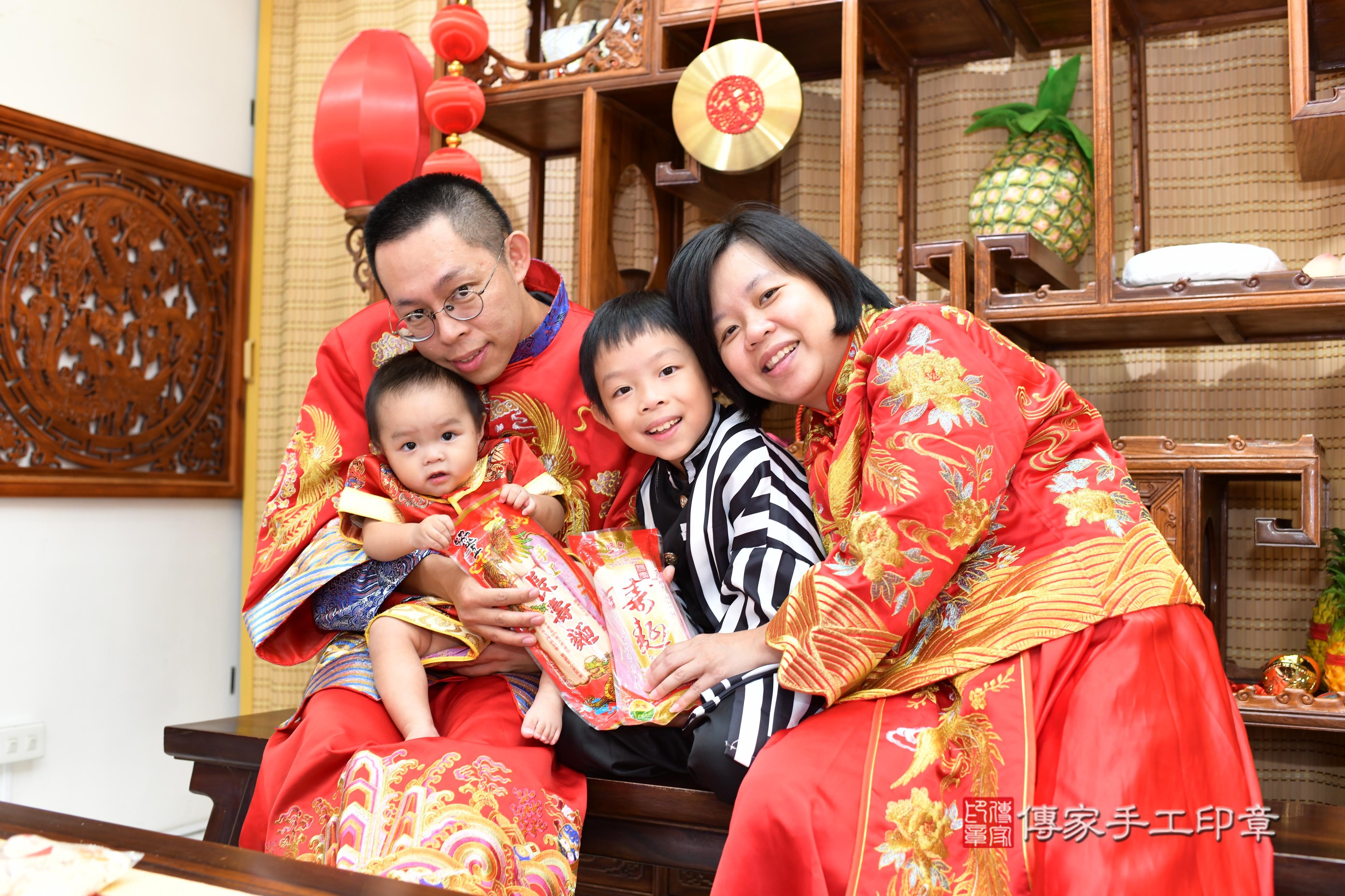 傳家手工印章台南店、抓周、度脺、中國風會場、傳家嬰兒古禮、吉祥話、抓周道具物品24種、拍照。抓周證書。寶寶抓周、滿周歲、生日快樂、祝福