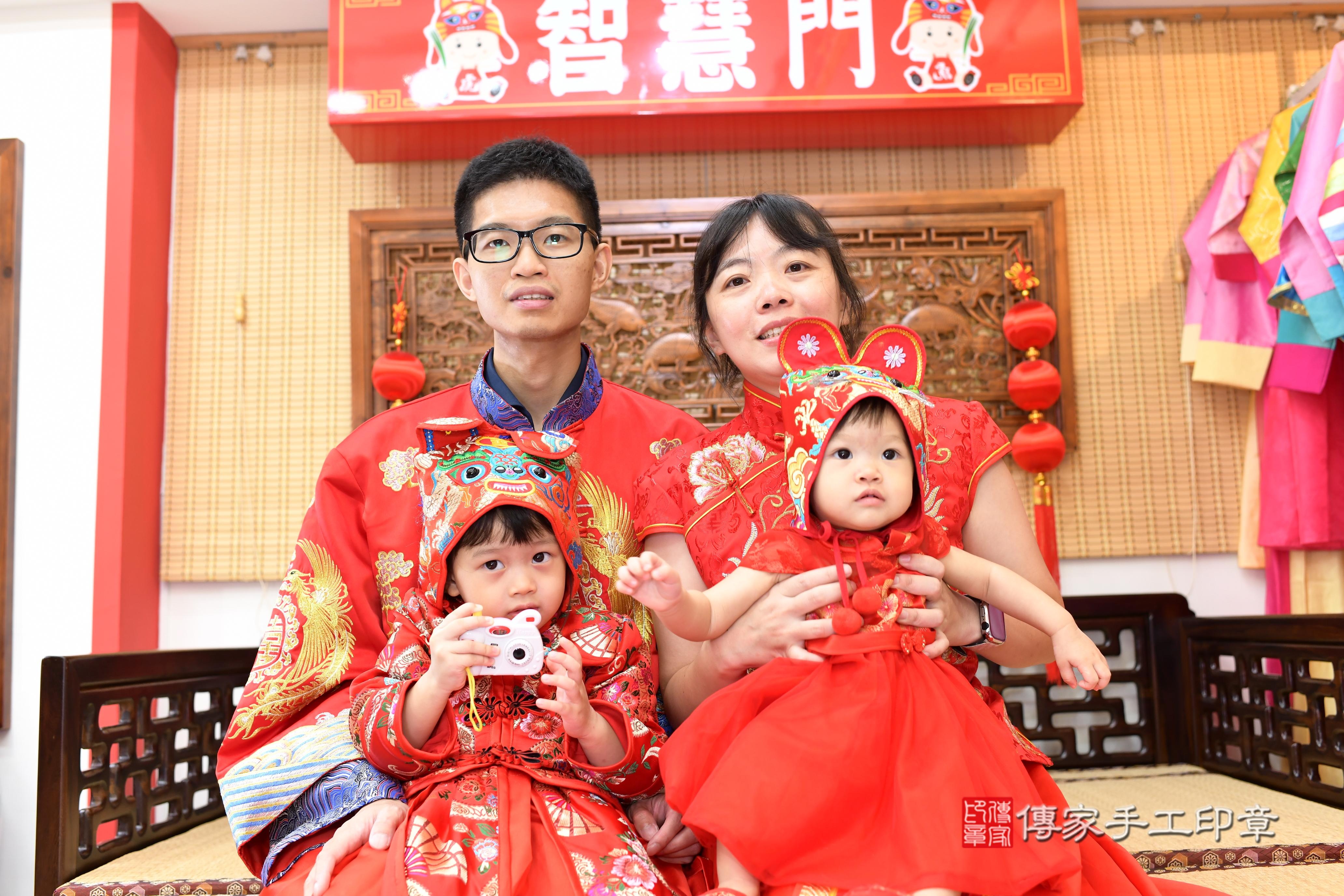 傳家手工印章台南店、抓周、度脺、中國風會場、傳家嬰兒古禮、吉祥話、抓周道具物品24種、拍照。抓周證書。寶寶抓周、滿周歲、生日快樂、祝福
