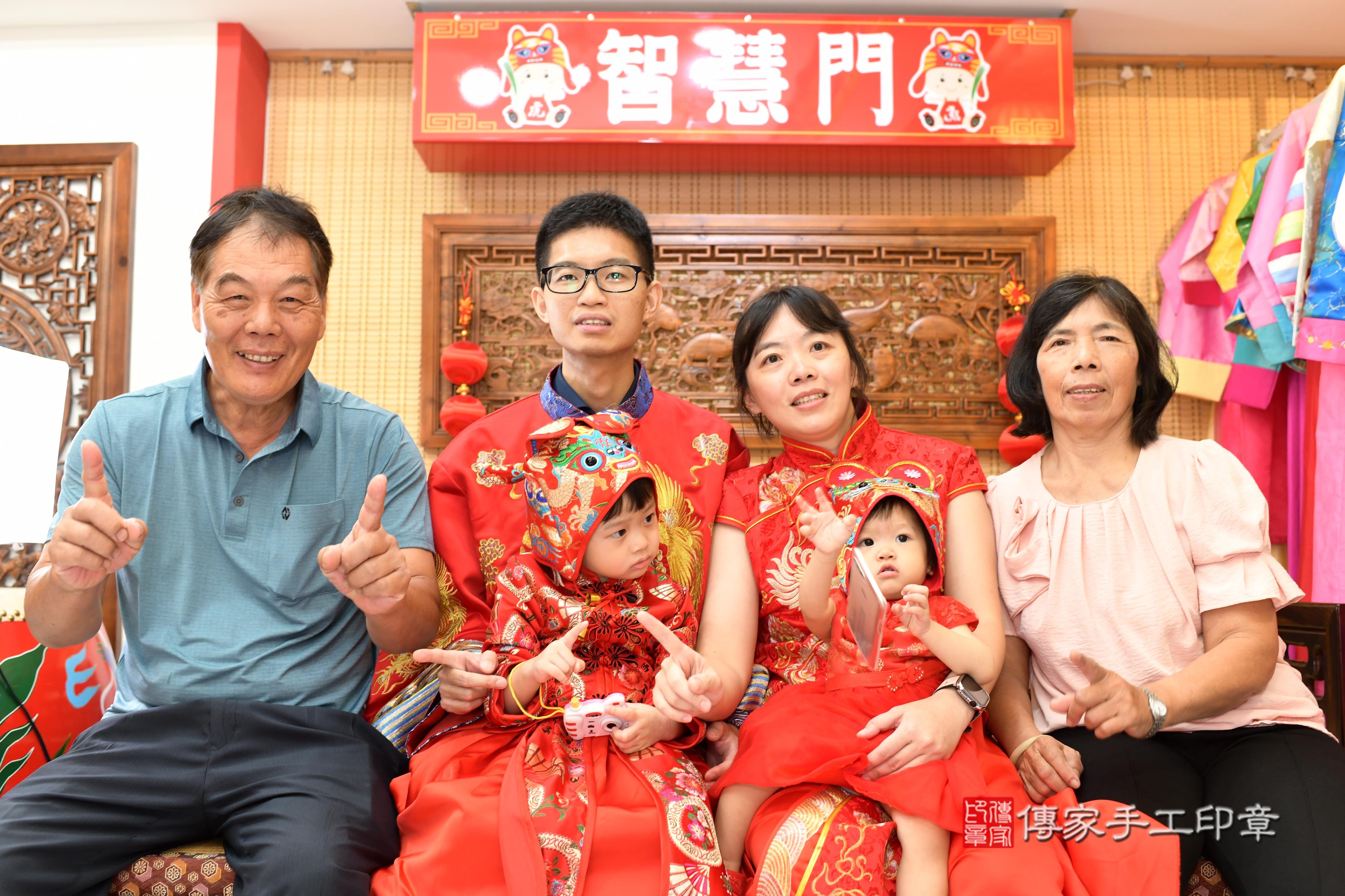 傳家手工印章台南店、抓周、度脺、中國風會場、傳家嬰兒古禮、吉祥話、抓周道具物品24種、拍照。抓周證書。寶寶抓周、滿周歲、生日快樂、祝福