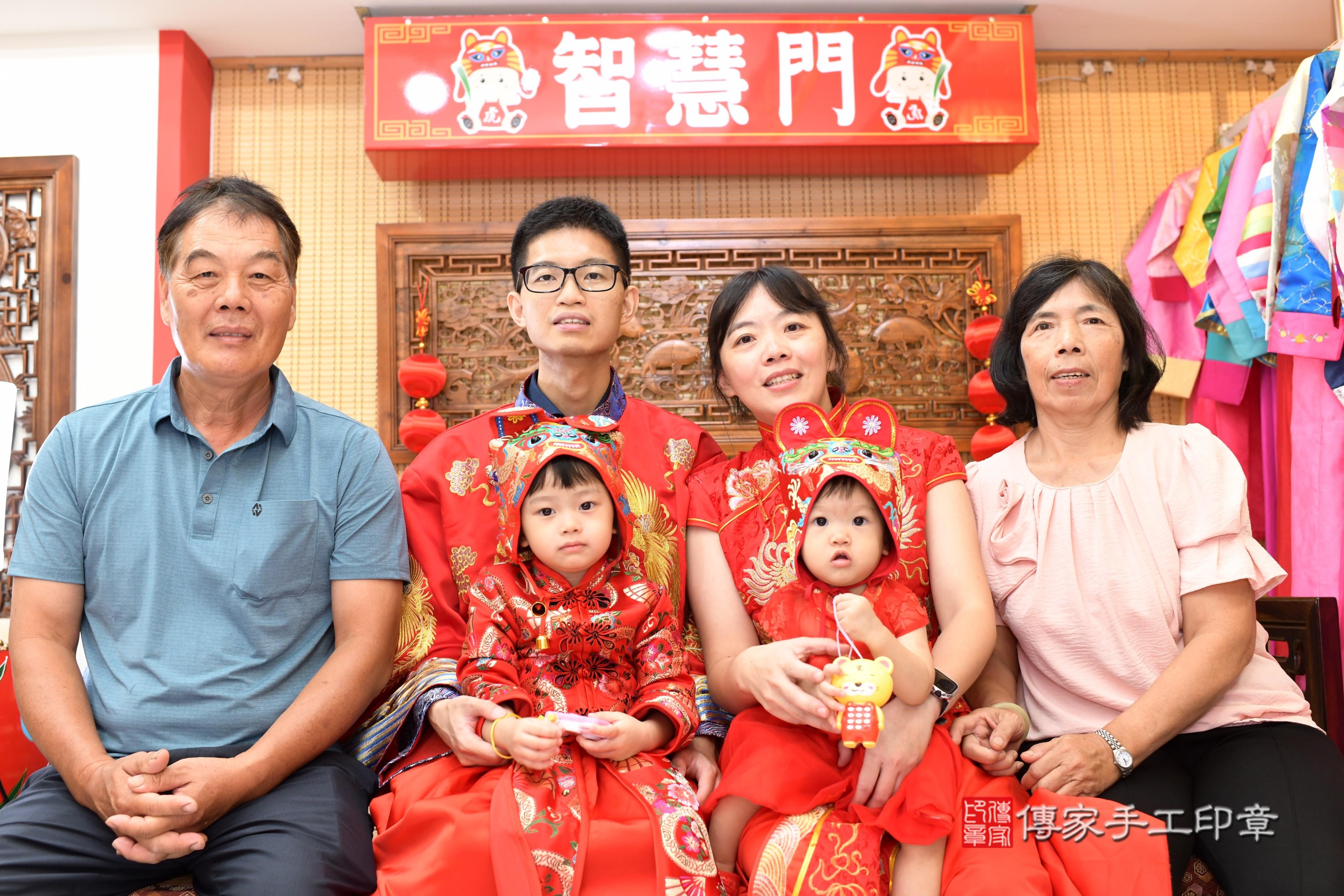 傳家手工印章台南店、抓周、度脺、中國風會場、傳家嬰兒古禮、吉祥話、抓周道具物品24種、拍照。抓周證書。寶寶抓周、滿周歲、生日快樂、祝福