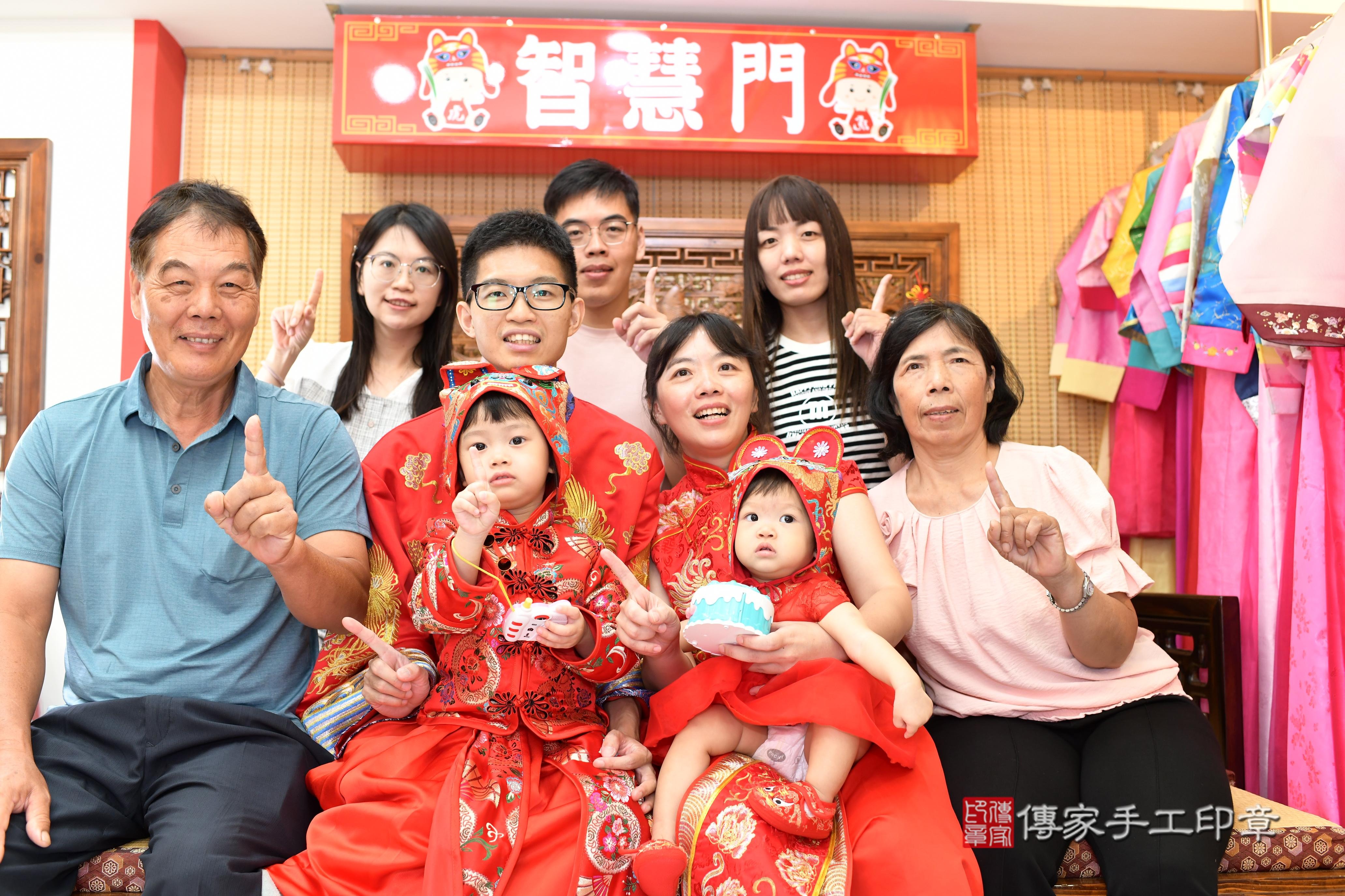 傳家手工印章台南店、抓周、度脺、中國風會場、傳家嬰兒古禮、吉祥話、抓周道具物品24種、拍照。抓周證書。寶寶抓周、滿周歲、生日快樂、祝福