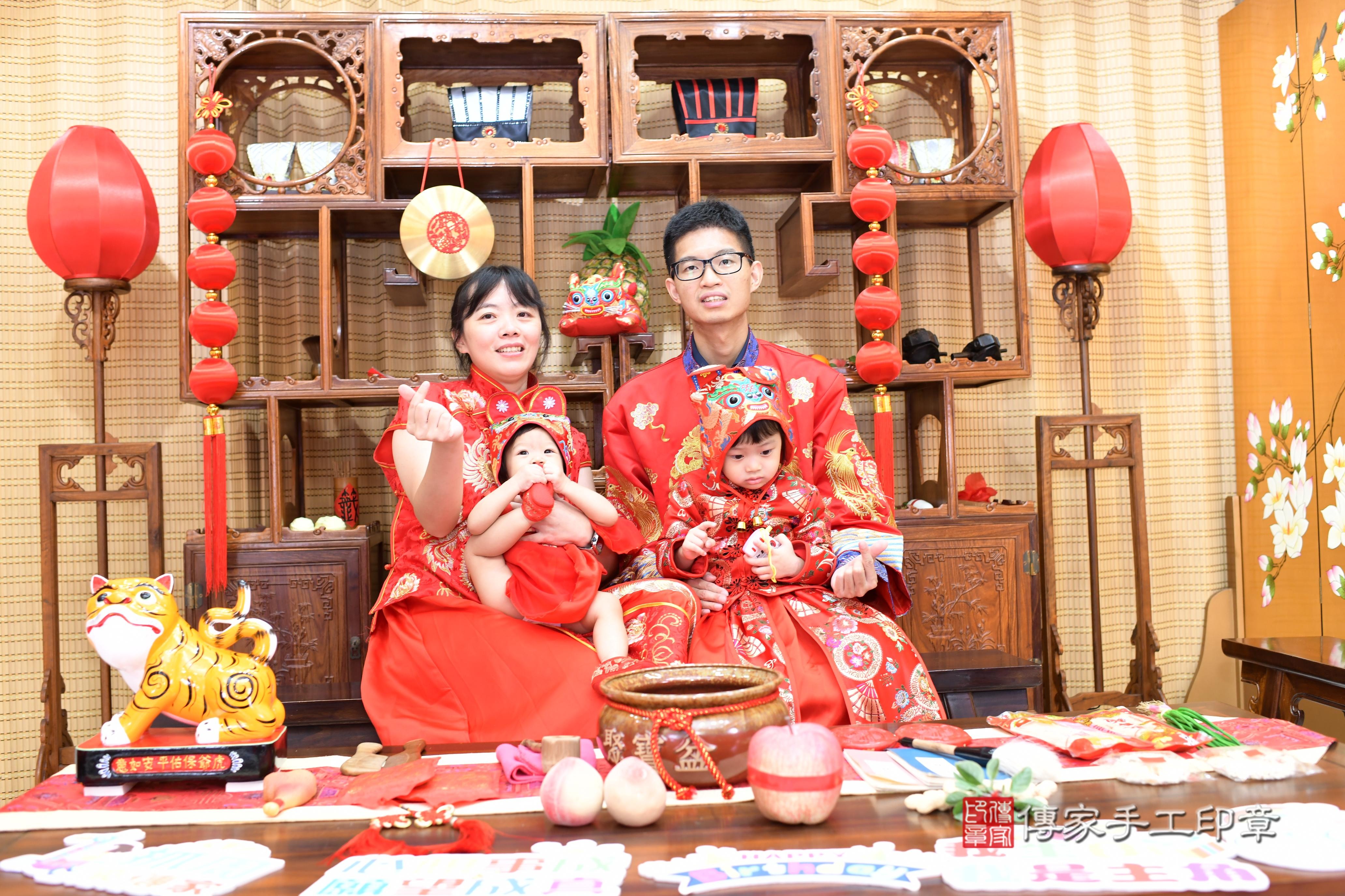 傳家手工印章台南店、抓周、度脺、中國風會場、傳家嬰兒古禮、吉祥話、抓周道具物品24種、拍照。抓周證書。寶寶抓周、滿周歲、生日快樂、祝福