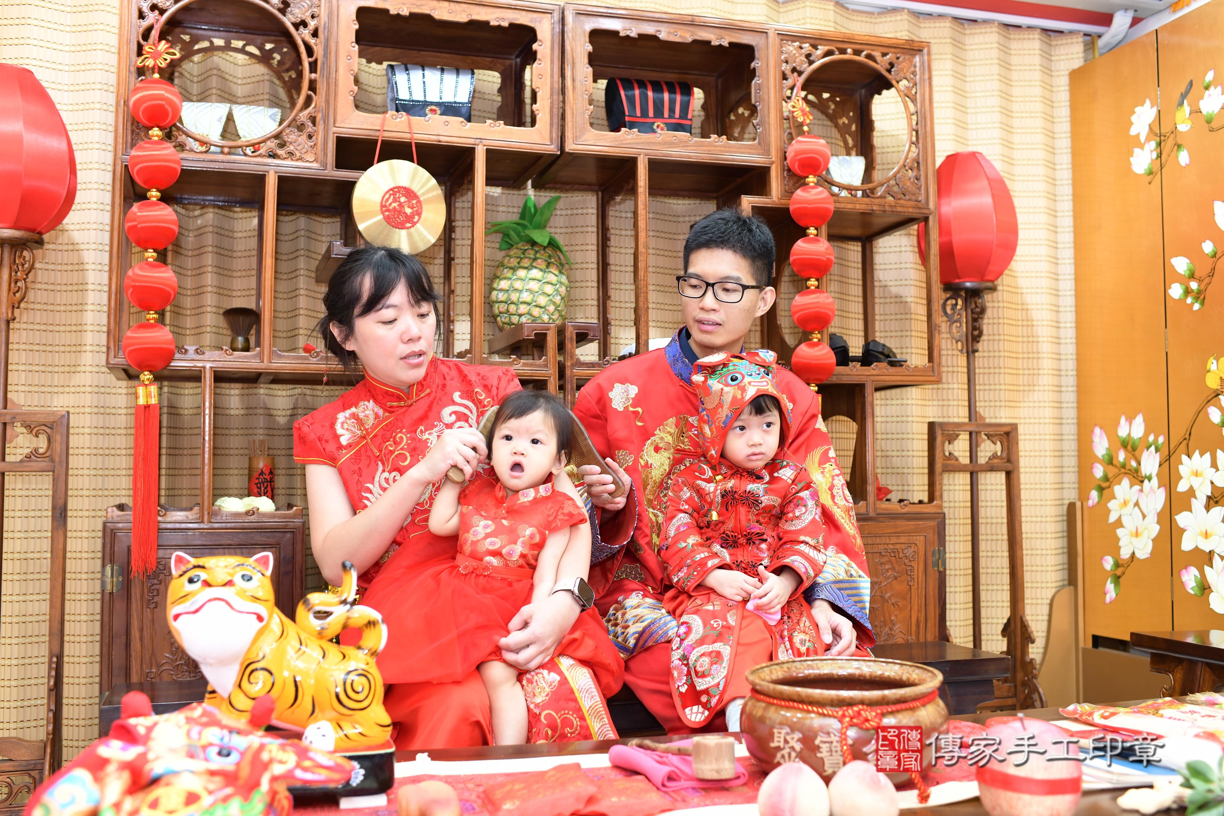傳家手工印章台南店、抓周、度脺、中國風會場、傳家嬰兒古禮、吉祥話、抓周道具物品24種、拍照。抓周證書。寶寶抓周、滿周歲、生日快樂、祝福