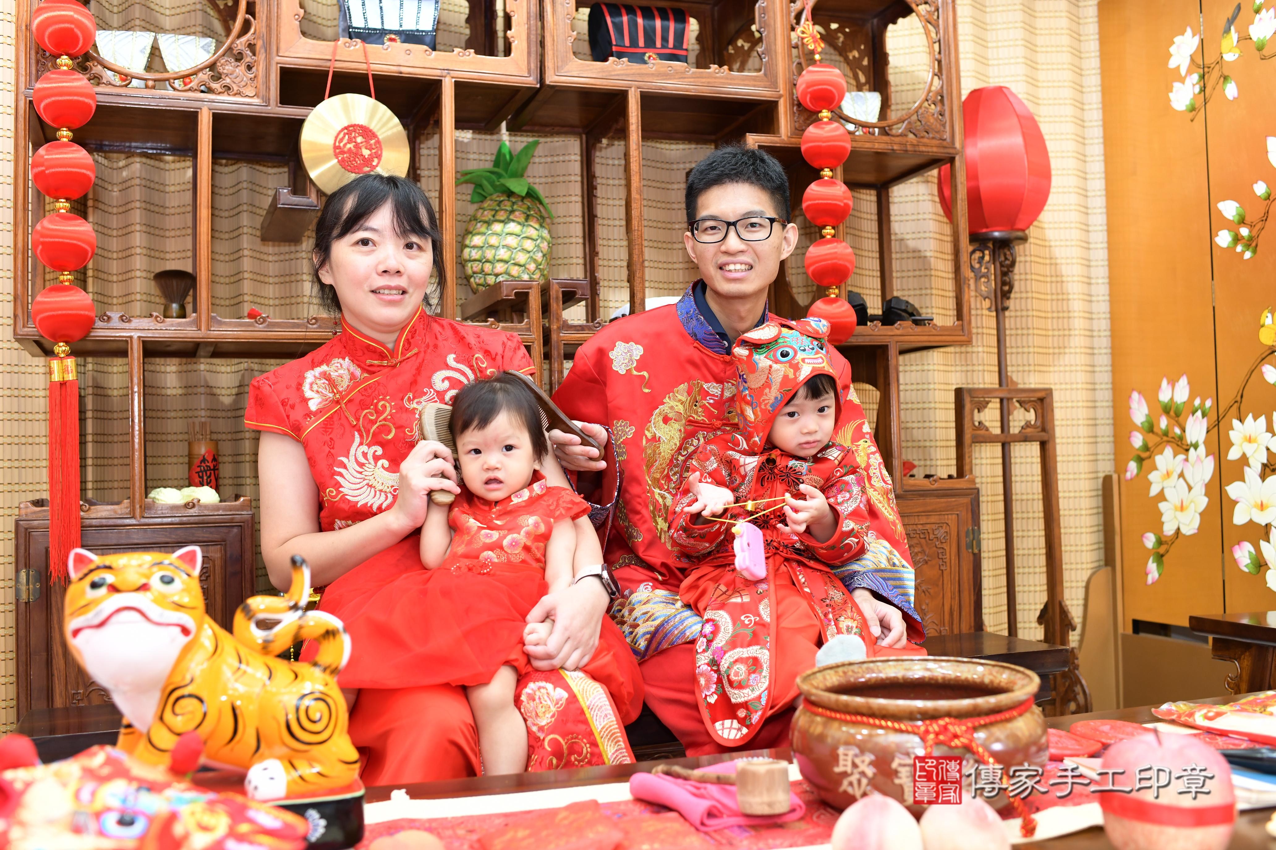 傳家手工印章台南店、抓周、度脺、中國風會場、傳家嬰兒古禮、吉祥話、抓周道具物品24種、拍照。抓周證書。寶寶抓周、滿周歲、生日快樂、祝福