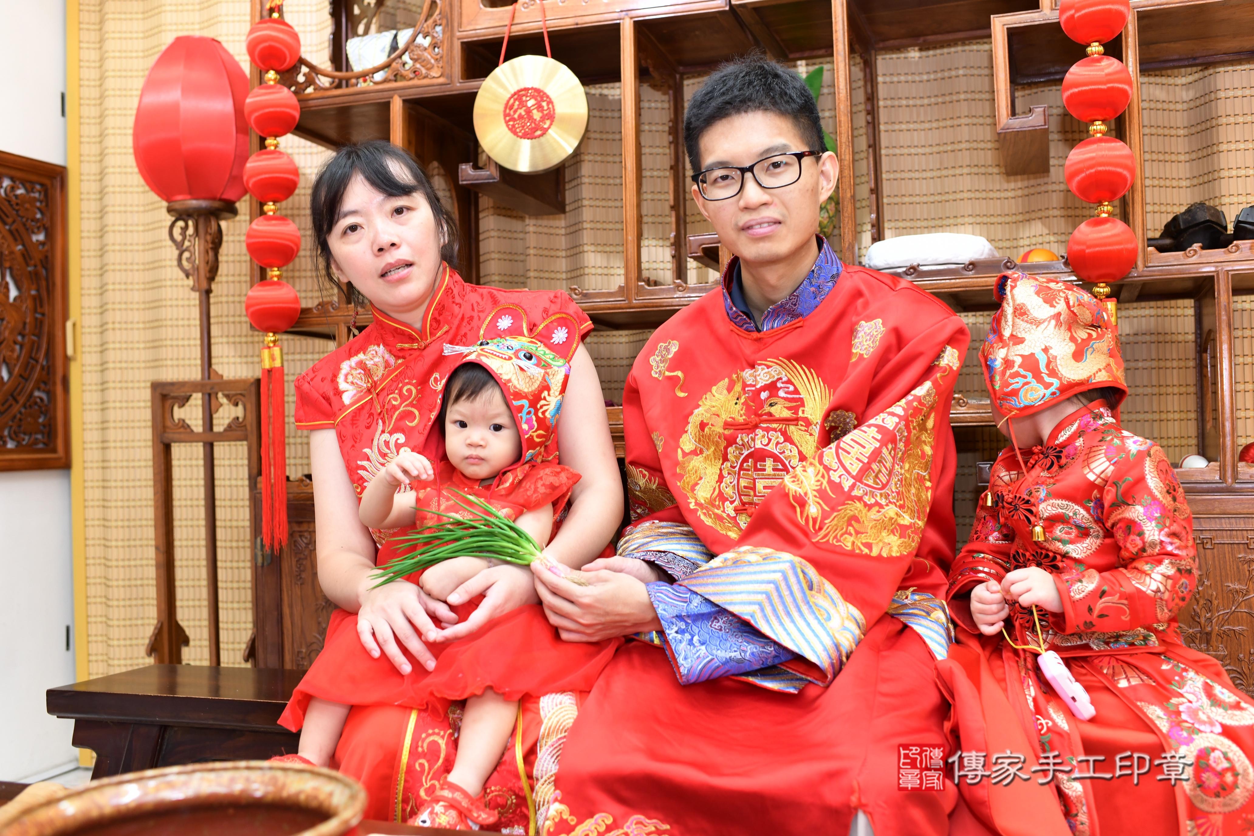 傳家手工印章台南店、抓周、度脺、中國風會場、傳家嬰兒古禮、吉祥話、抓周道具物品24種、拍照。抓周證書。寶寶抓周、滿周歲、生日快樂、祝福