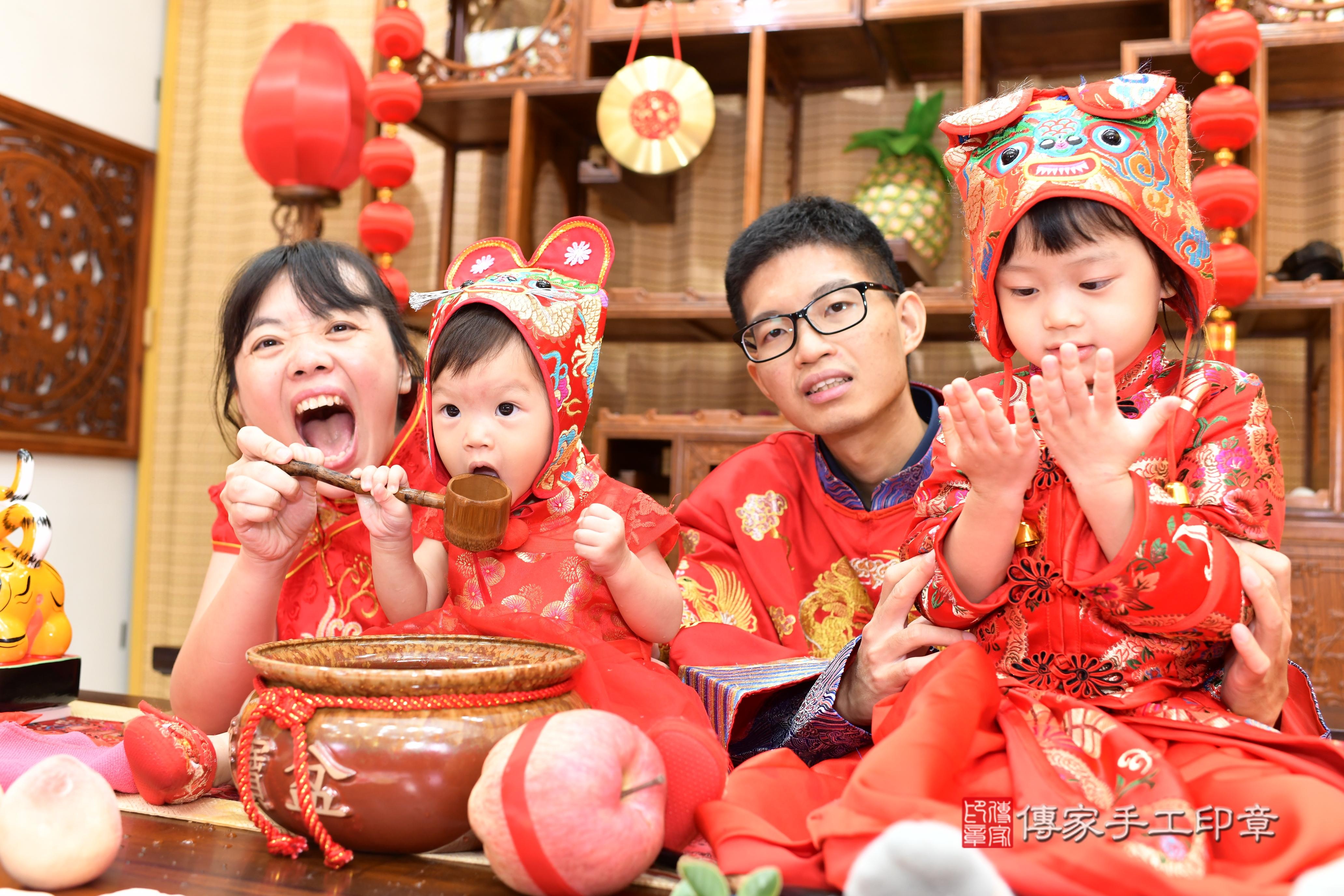 傳家手工印章台南店、抓周、度脺、中國風會場、傳家嬰兒古禮、吉祥話、抓周道具物品24種、拍照。抓周證書。寶寶抓周、滿周歲、生日快樂、祝福