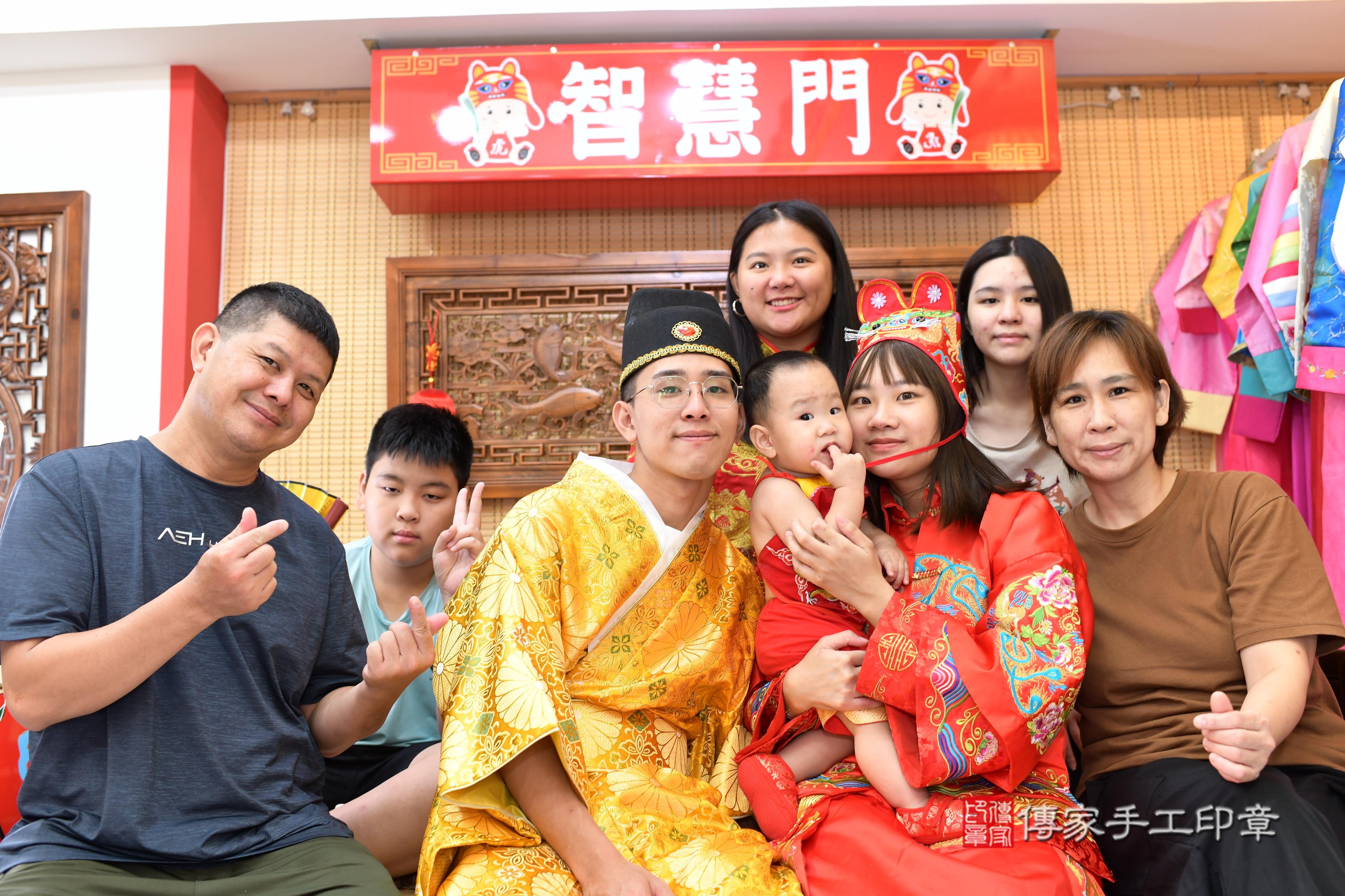 傳家手工印章台南店、抓周、度脺、中國風會場、傳家嬰兒古禮、吉祥話、抓周道具物品24種、拍照。抓周證書。寶寶抓周、滿周歲、生日快樂、祝福