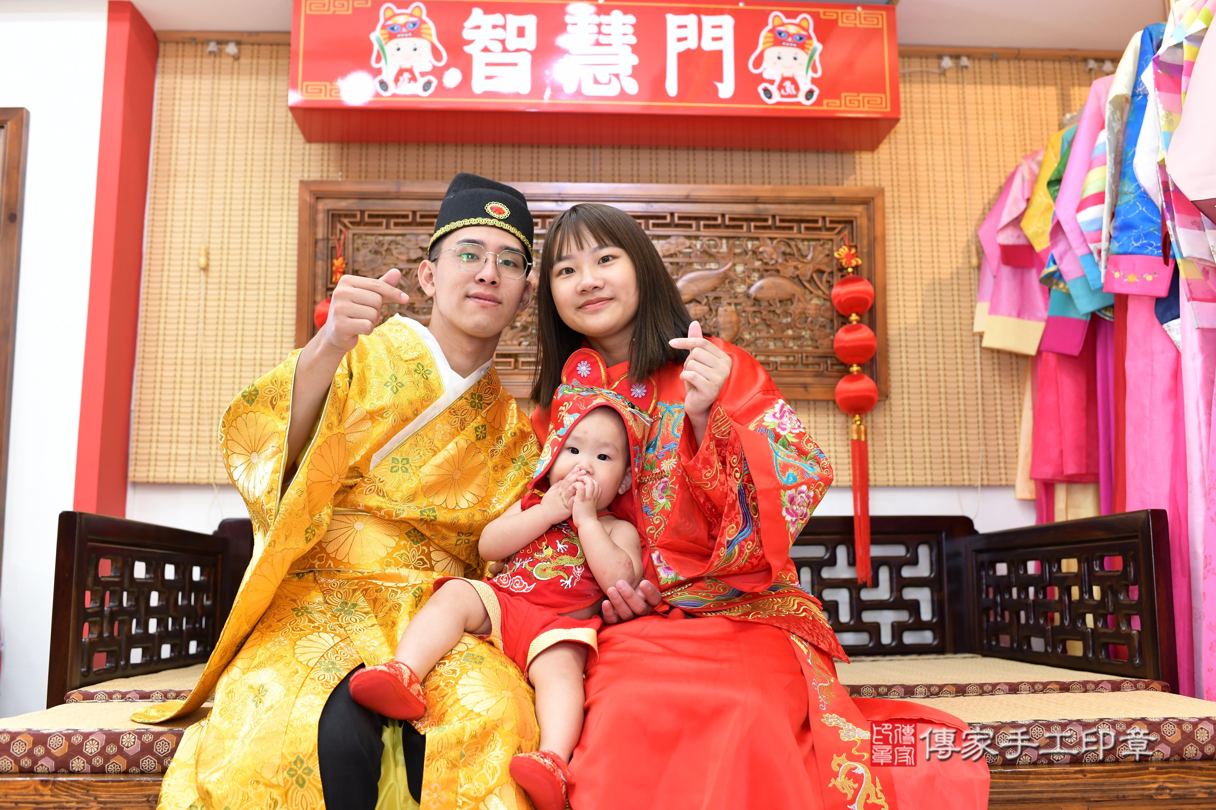 傳家手工印章台南店、抓周、度脺、中國風會場、傳家嬰兒古禮、吉祥話、抓周道具物品24種、拍照。抓周證書。寶寶抓周、滿周歲、生日快樂、祝福