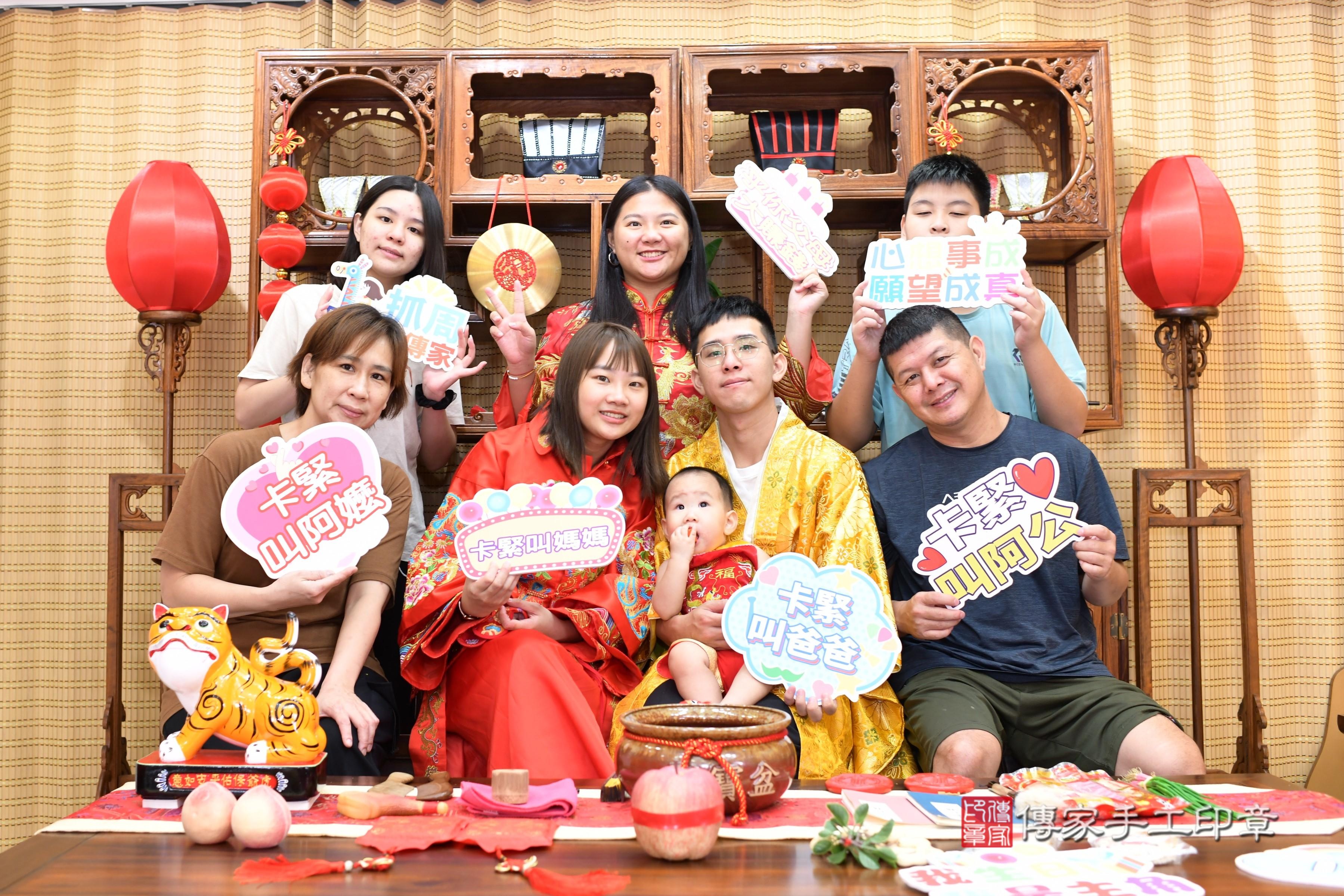 傳家手工印章台南店、抓周、度脺、中國風會場、傳家嬰兒古禮、吉祥話、抓周道具物品24種、拍照。抓周證書。寶寶抓周、滿周歲、生日快樂、祝福