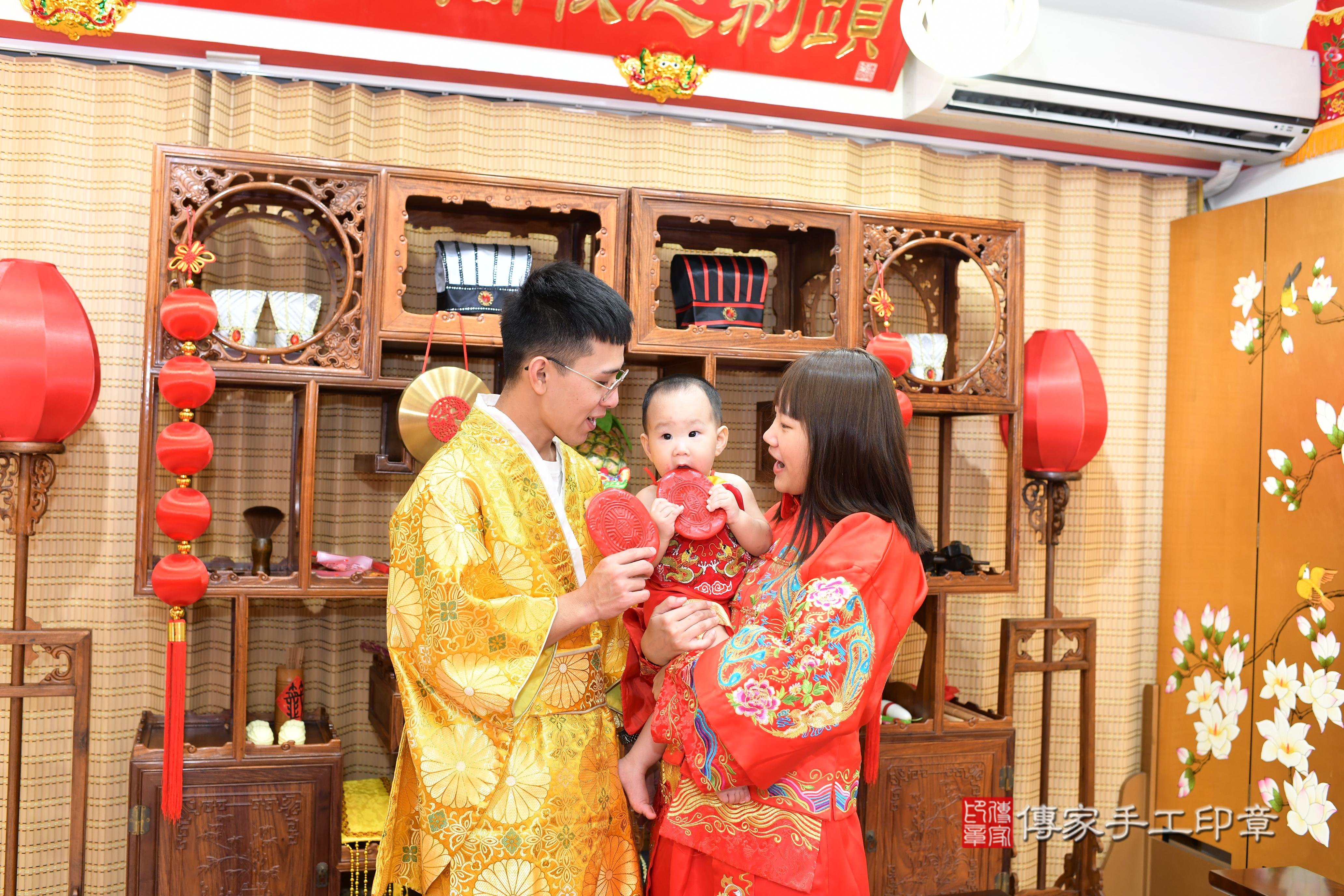 傳家手工印章台南店、抓周、度脺、中國風會場、傳家嬰兒古禮、吉祥話、抓周道具物品24種、拍照。抓周證書。寶寶抓周、滿周歲、生日快樂、祝福