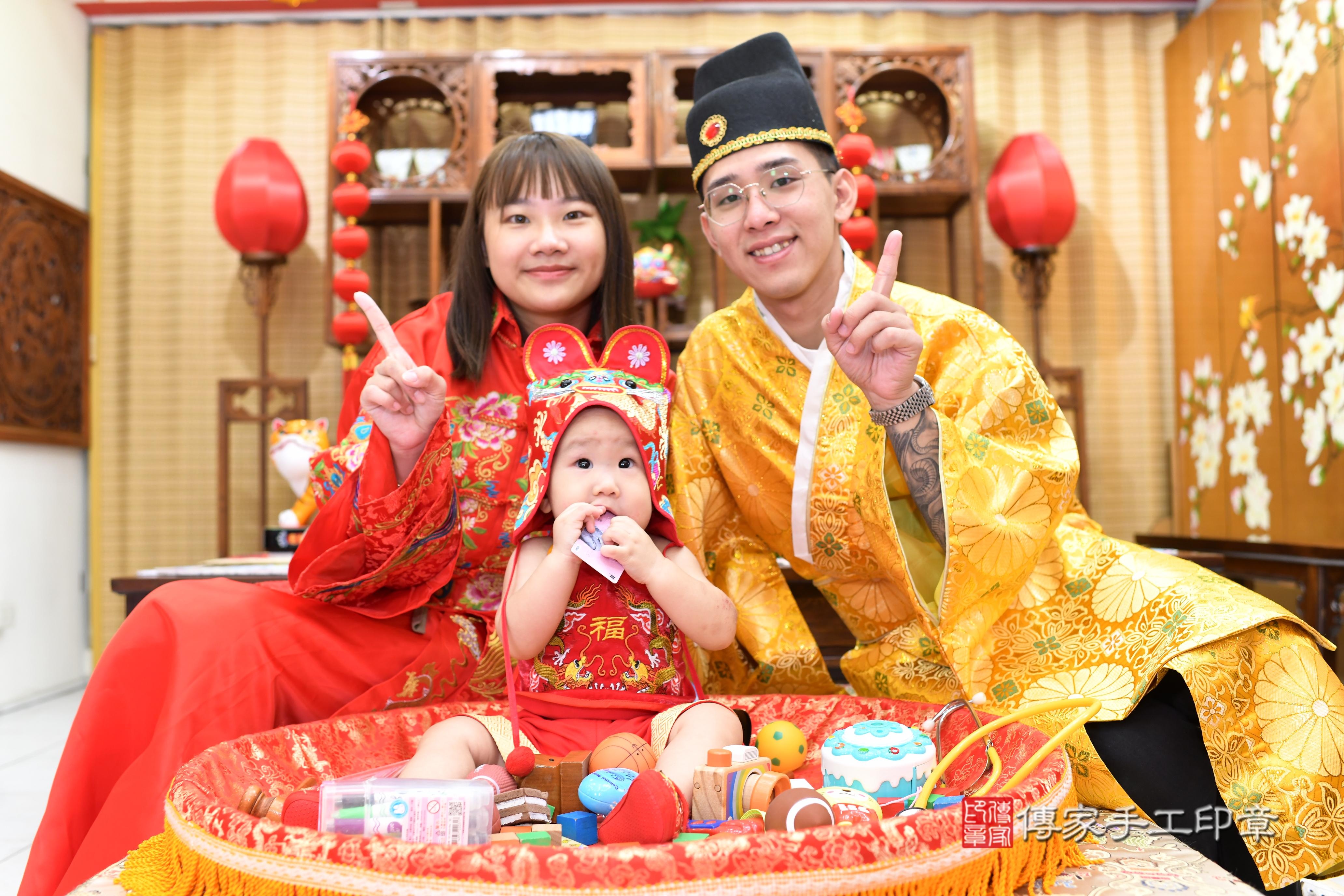 傳家手工印章台南店、抓周、度脺、中國風會場、傳家嬰兒古禮、吉祥話、抓周道具物品24種、拍照。抓周證書。寶寶抓周、滿周歲、生日快樂、祝福