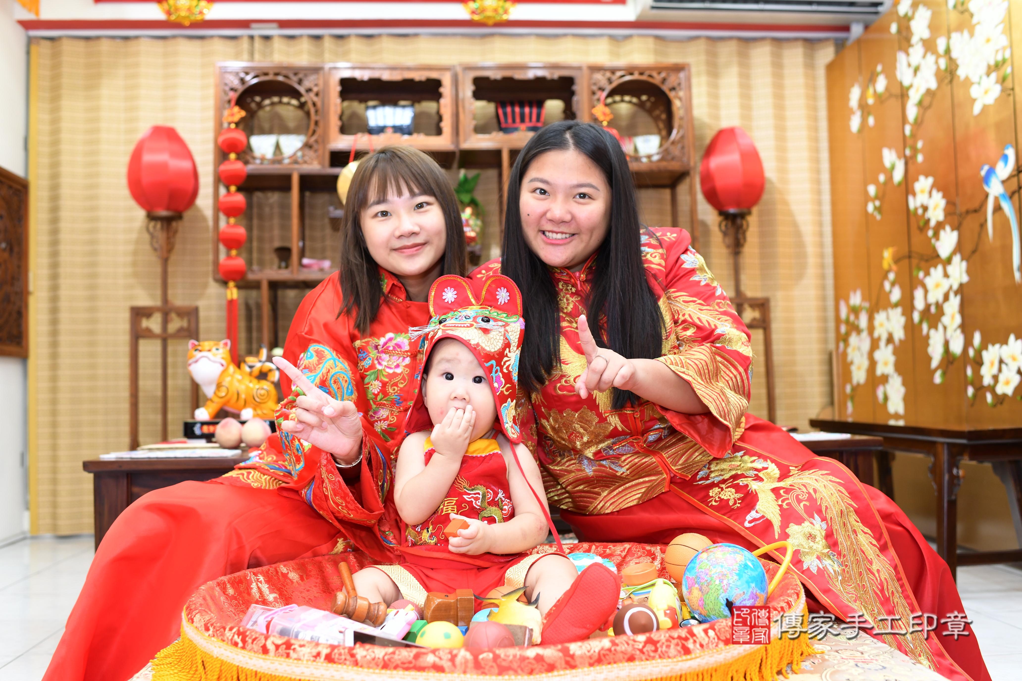 傳家手工印章台南店、抓周、度脺、中國風會場、傳家嬰兒古禮、吉祥話、抓周道具物品24種、拍照。抓周證書。寶寶抓周、滿周歲、生日快樂、祝福