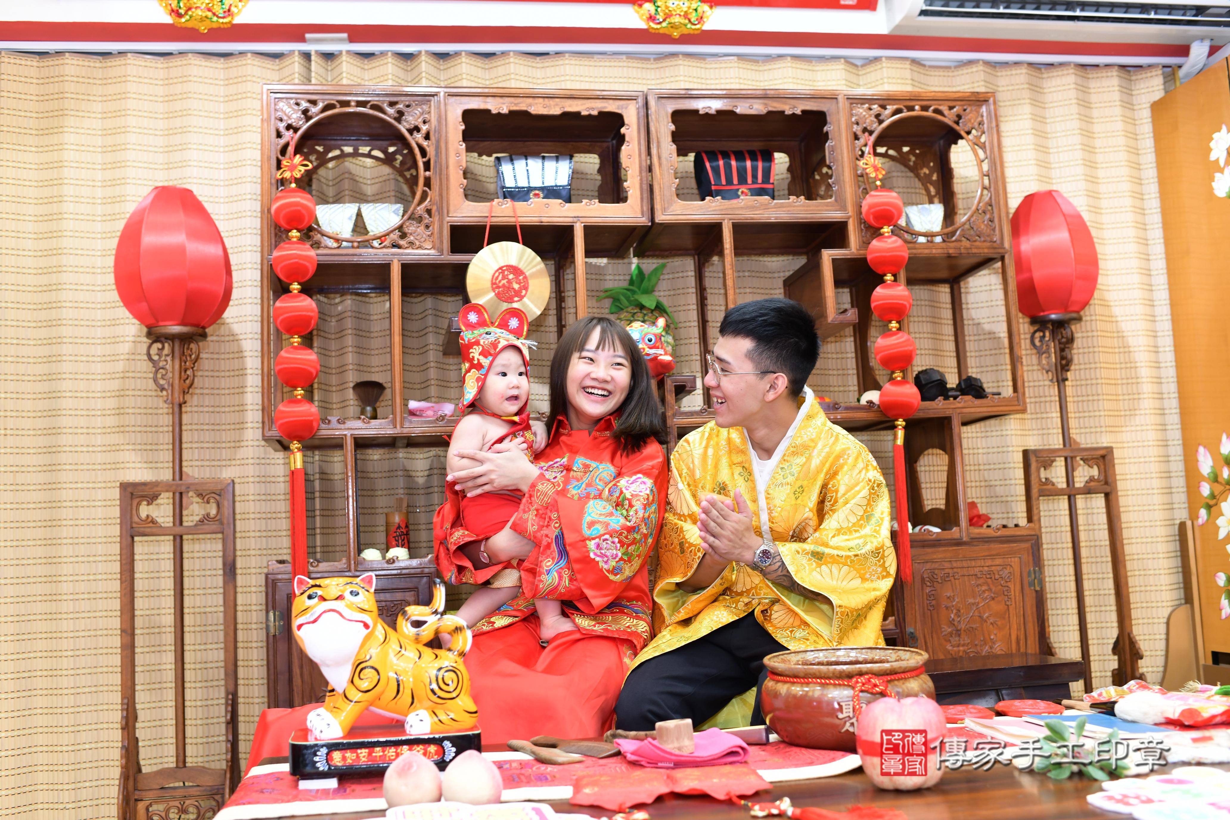 傳家手工印章台南店、抓周、度脺、中國風會場、傳家嬰兒古禮、吉祥話、抓周道具物品24種、拍照。抓周證書。寶寶抓周、滿周歲、生日快樂、祝福