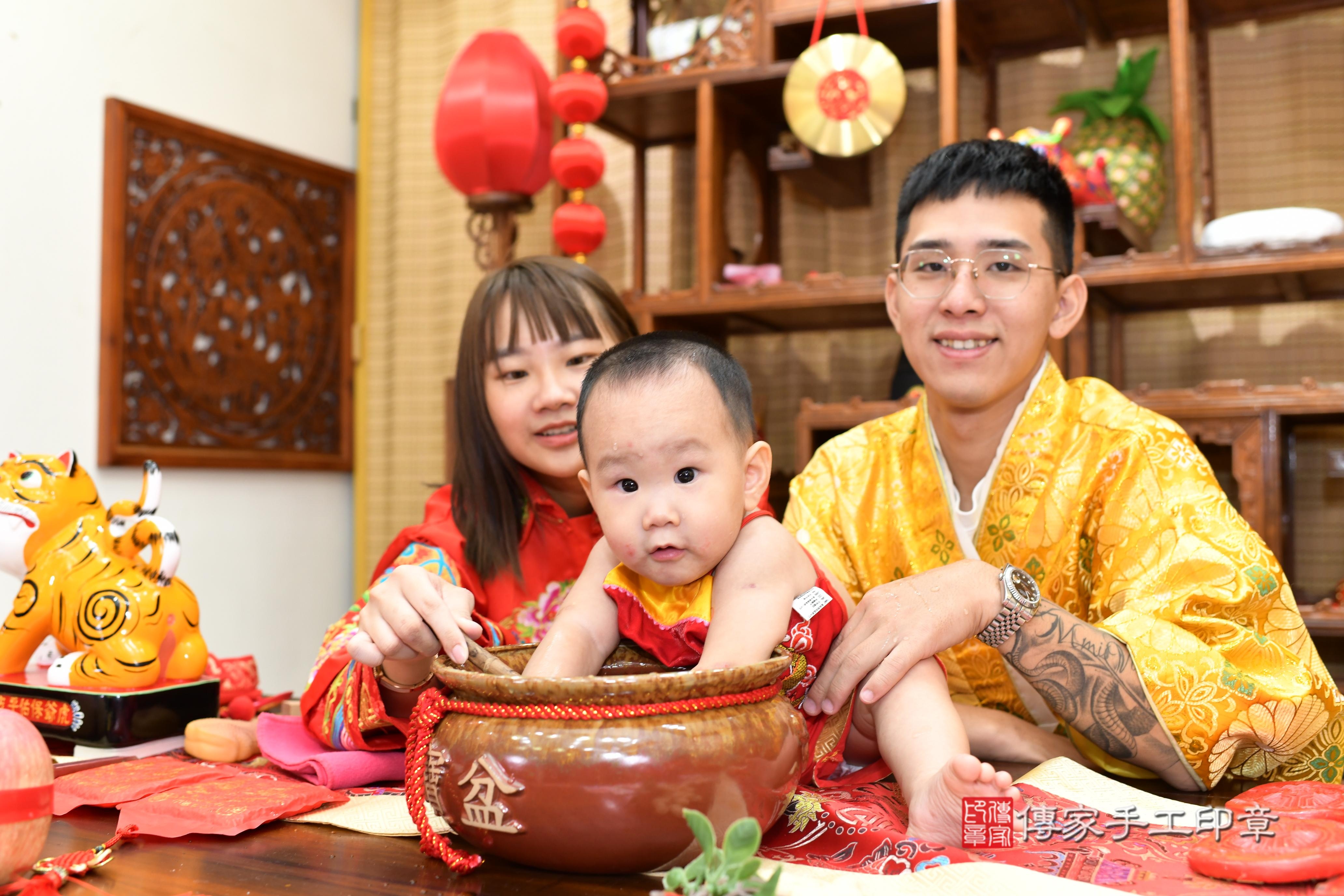 傳家手工印章台南店、抓周、度脺、中國風會場、傳家嬰兒古禮、吉祥話、抓周道具物品24種、拍照。抓周證書。寶寶抓周、滿周歲、生日快樂、祝福