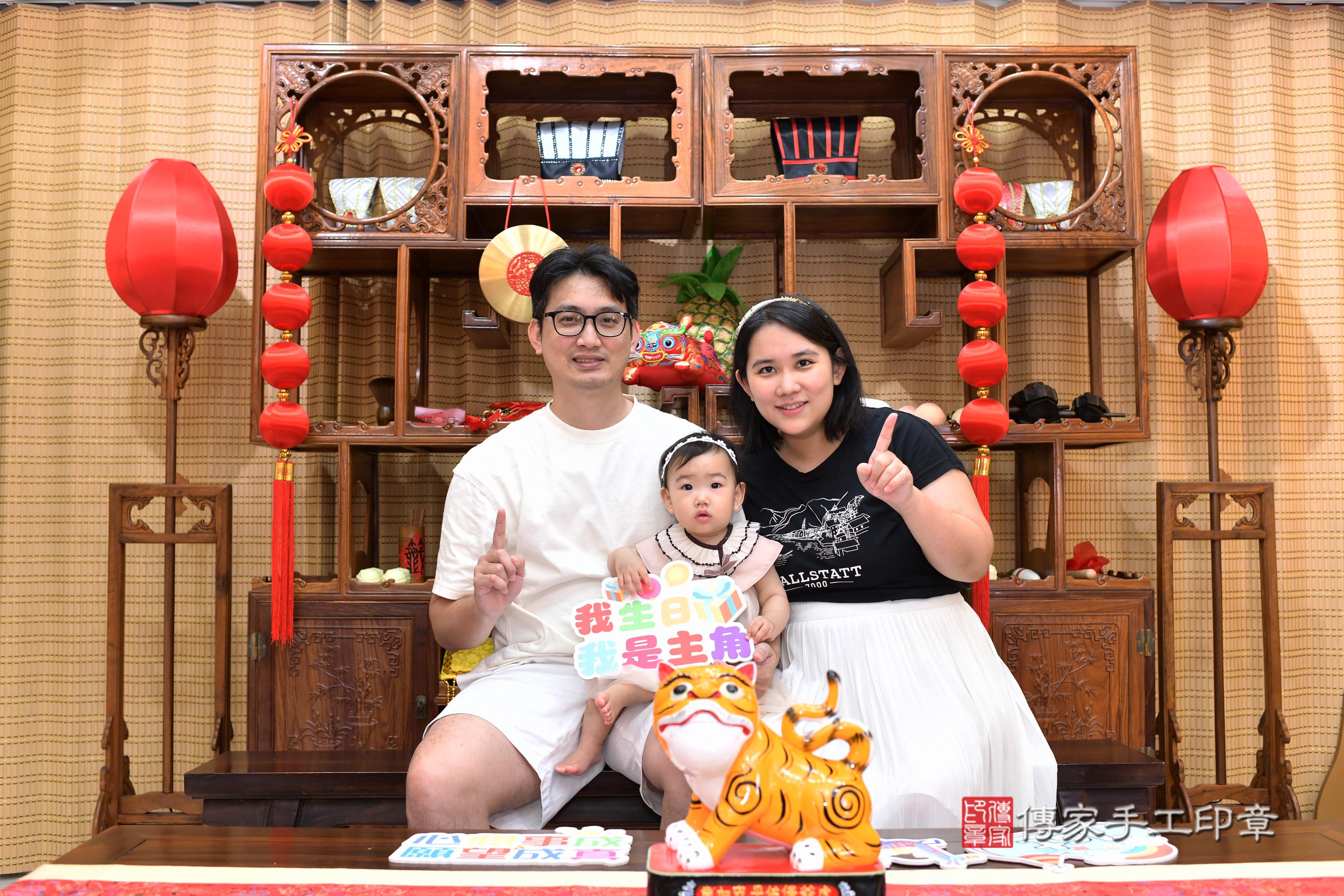 傳家手工印章台南店、抓周、度脺、中國風會場、傳家嬰兒古禮、吉祥話、抓周道具物品24種、拍照。抓周證書。寶寶抓周、滿周歲、生日快樂、祝福