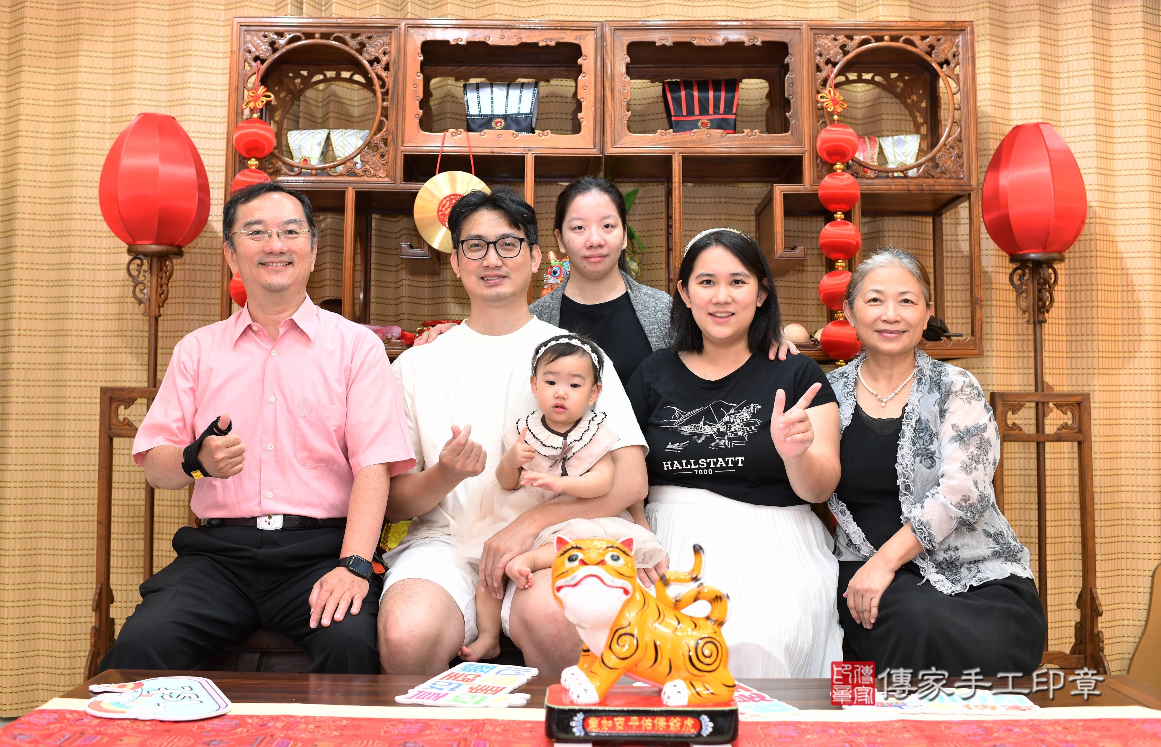 傳家手工印章台南店、抓周、度脺、中國風會場、傳家嬰兒古禮、吉祥話、抓周道具物品24種、拍照。抓周證書。寶寶抓周、滿周歲、生日快樂、祝福