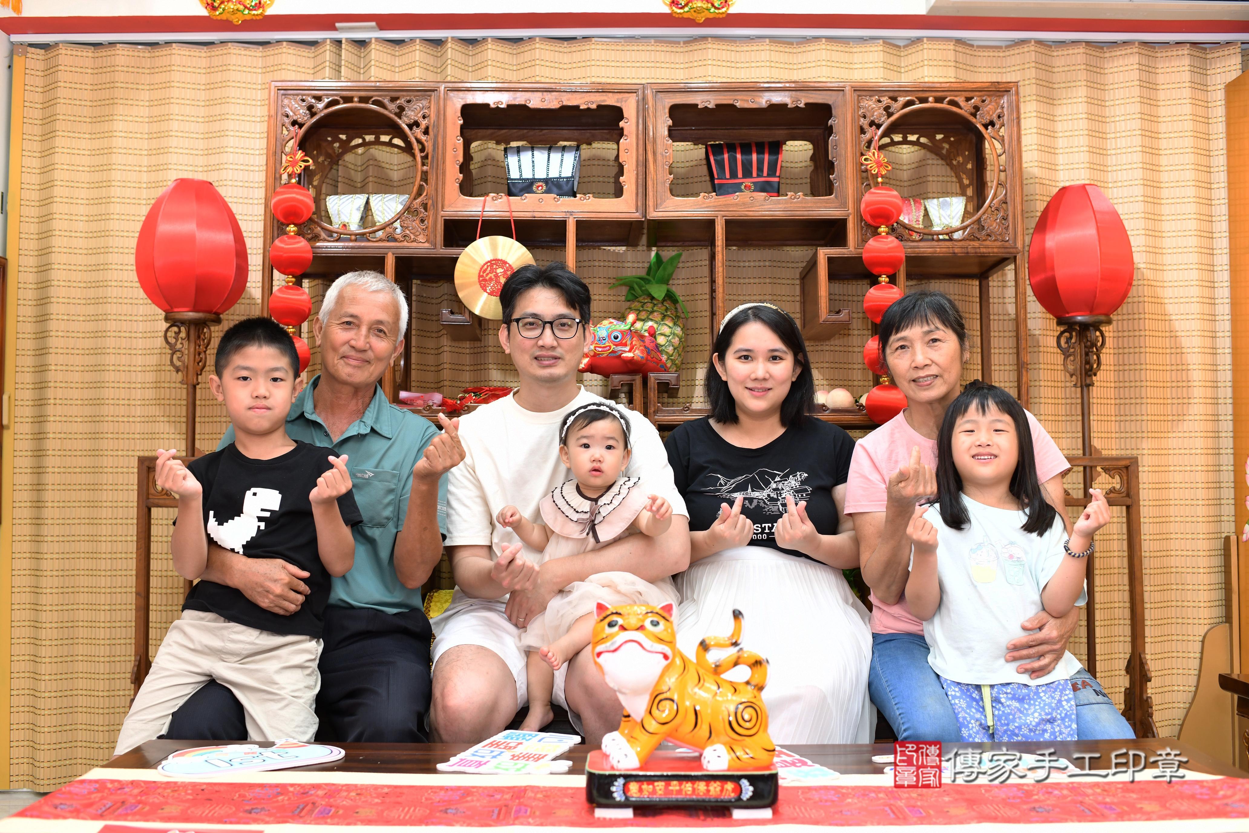 傳家手工印章台南店、抓周、度脺、中國風會場、傳家嬰兒古禮、吉祥話、抓周道具物品24種、拍照。抓周證書。寶寶抓周、滿周歲、生日快樂、祝福