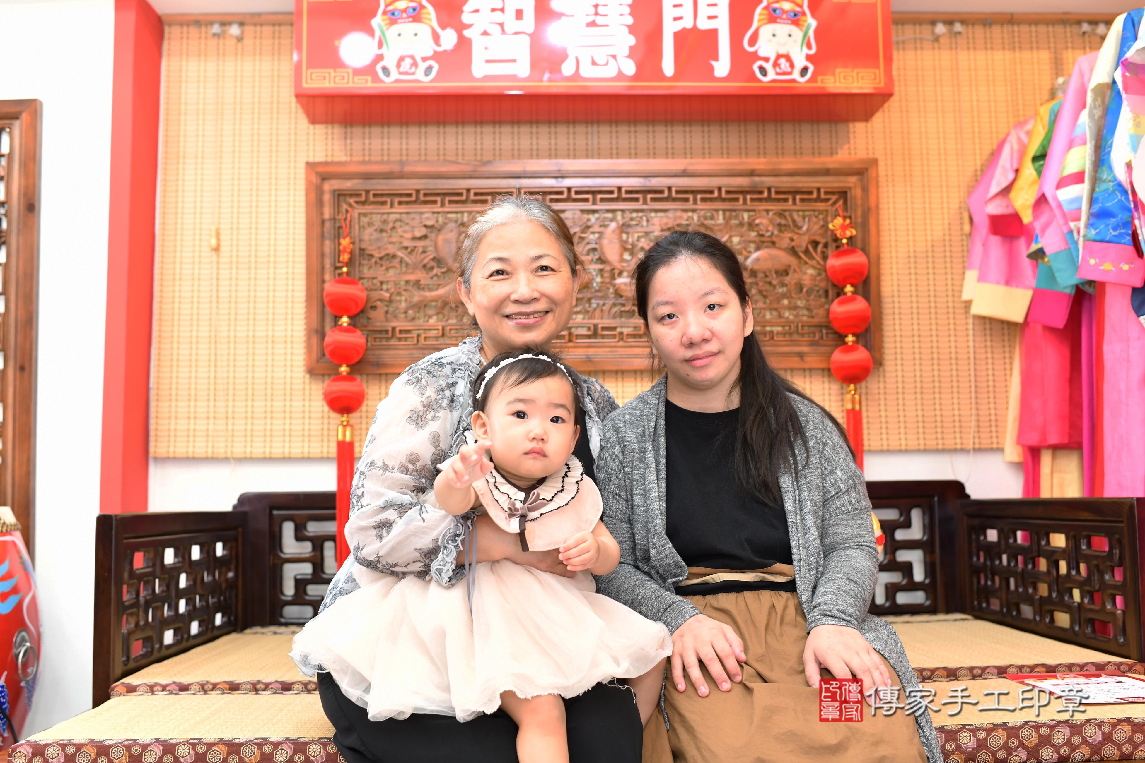 傳家手工印章台南店、抓周、度脺、中國風會場、傳家嬰兒古禮、吉祥話、抓周道具物品24種、拍照。抓周證書。寶寶抓周、滿周歲、生日快樂、祝福