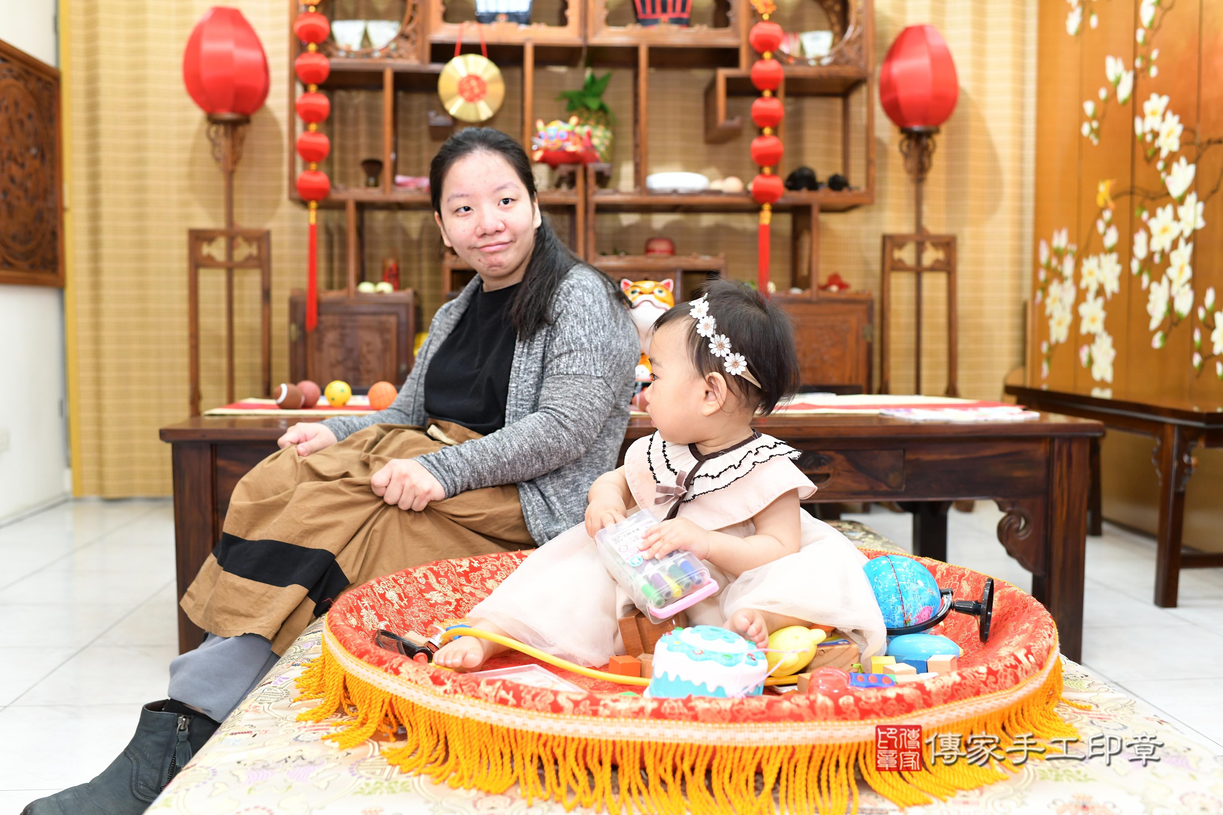 傳家手工印章台南店、抓周、度脺、中國風會場、傳家嬰兒古禮、吉祥話、抓周道具物品24種、拍照。抓周證書。寶寶抓周、滿周歲、生日快樂、祝福