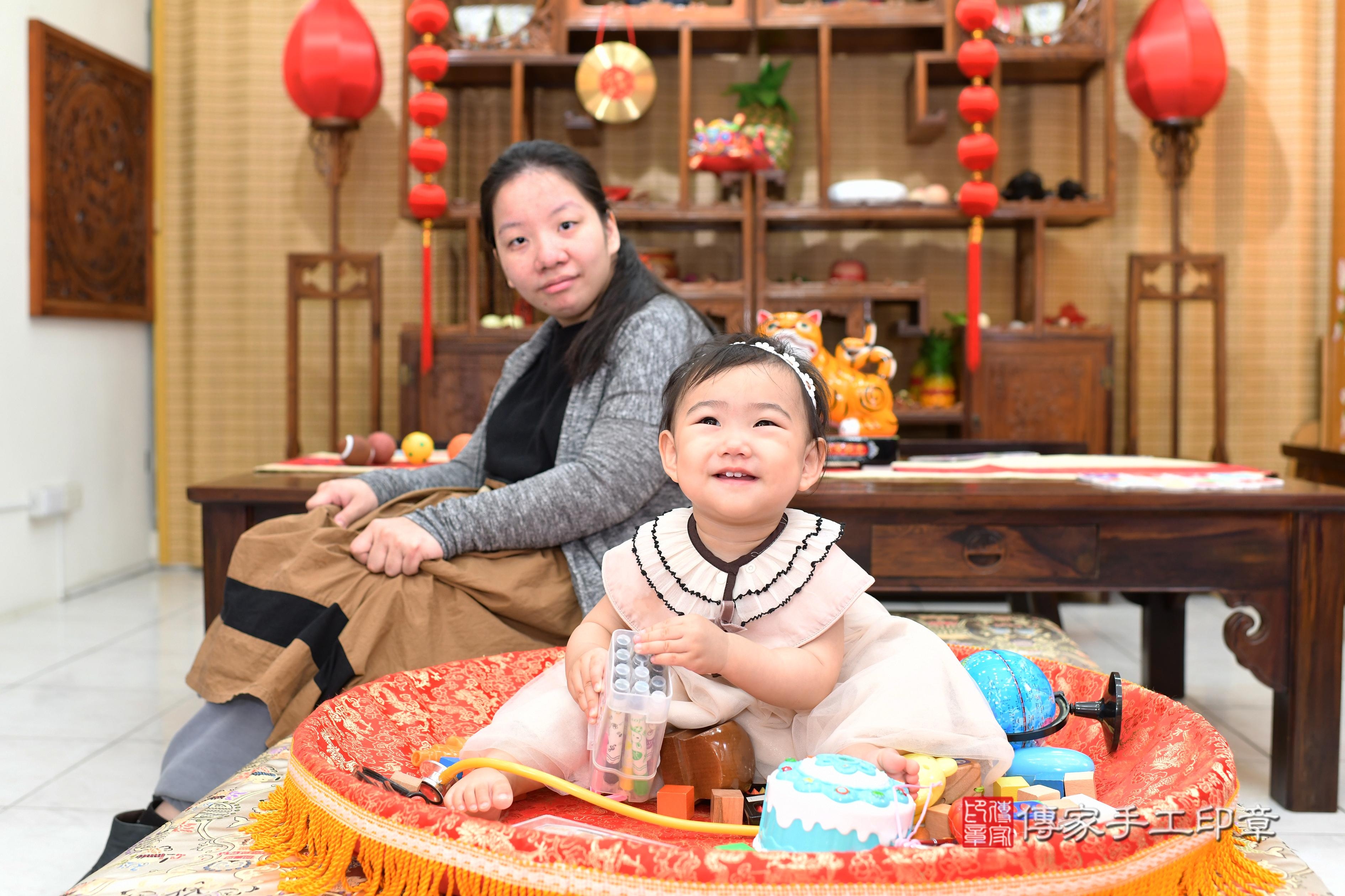 傳家手工印章台南店、抓周、度脺、中國風會場、傳家嬰兒古禮、吉祥話、抓周道具物品24種、拍照。抓周證書。寶寶抓周、滿周歲、生日快樂、祝福