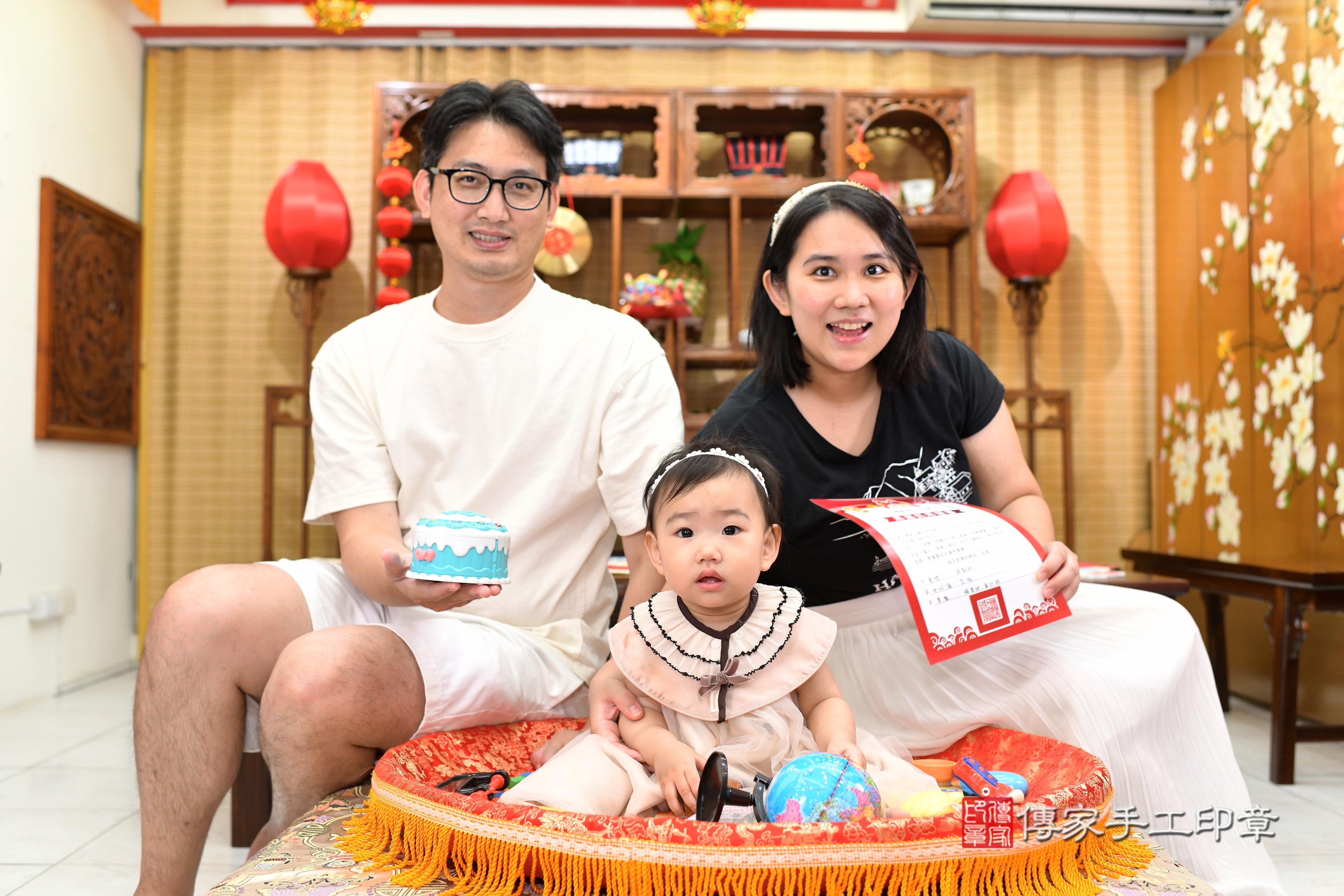 傳家手工印章台南店、抓周、度脺、中國風會場、傳家嬰兒古禮、吉祥話、抓周道具物品24種、拍照。抓周證書。寶寶抓周、滿周歲、生日快樂、祝福