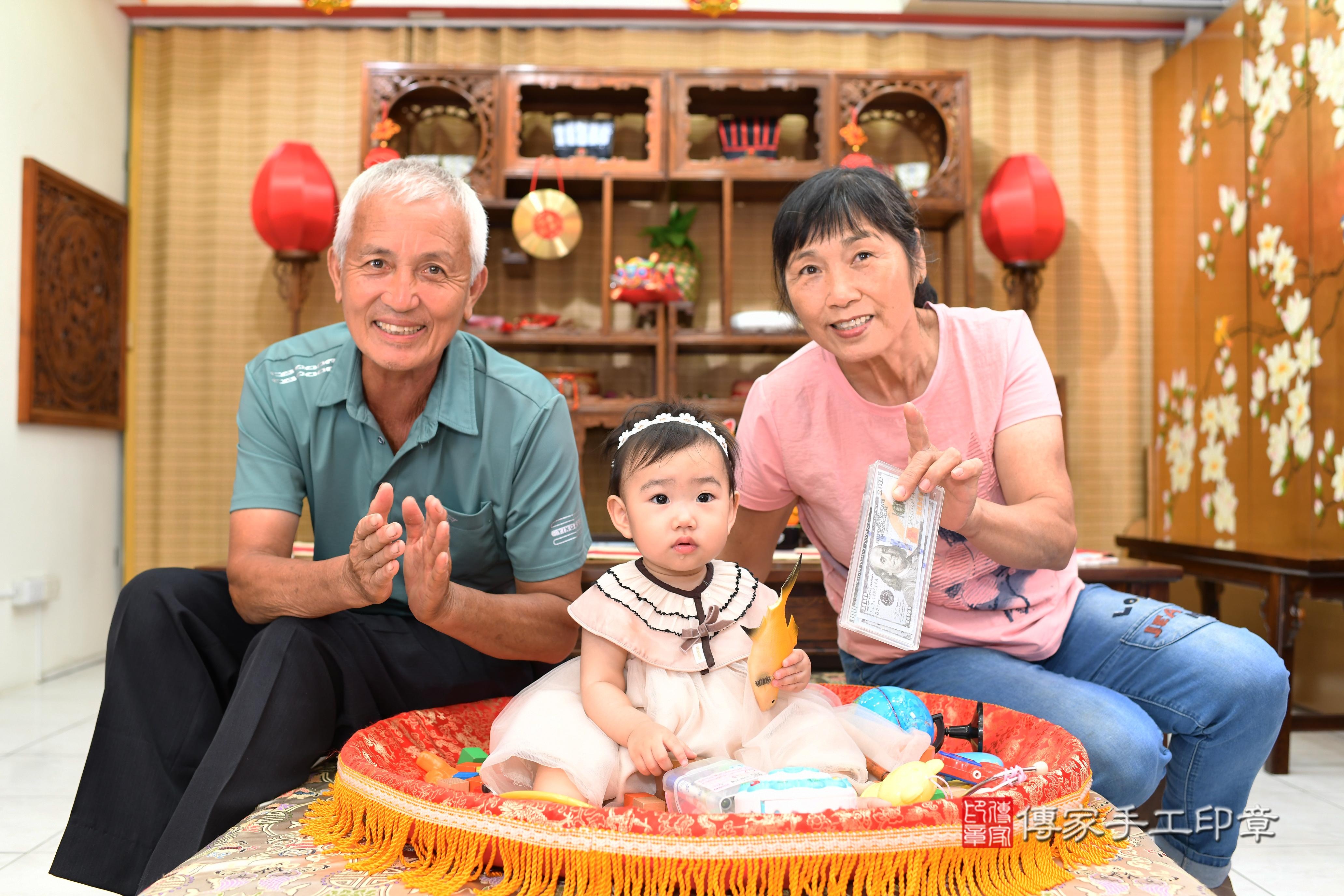 傳家手工印章台南店、抓周、度脺、中國風會場、傳家嬰兒古禮、吉祥話、抓周道具物品24種、拍照。抓周證書。寶寶抓周、滿周歲、生日快樂、祝福