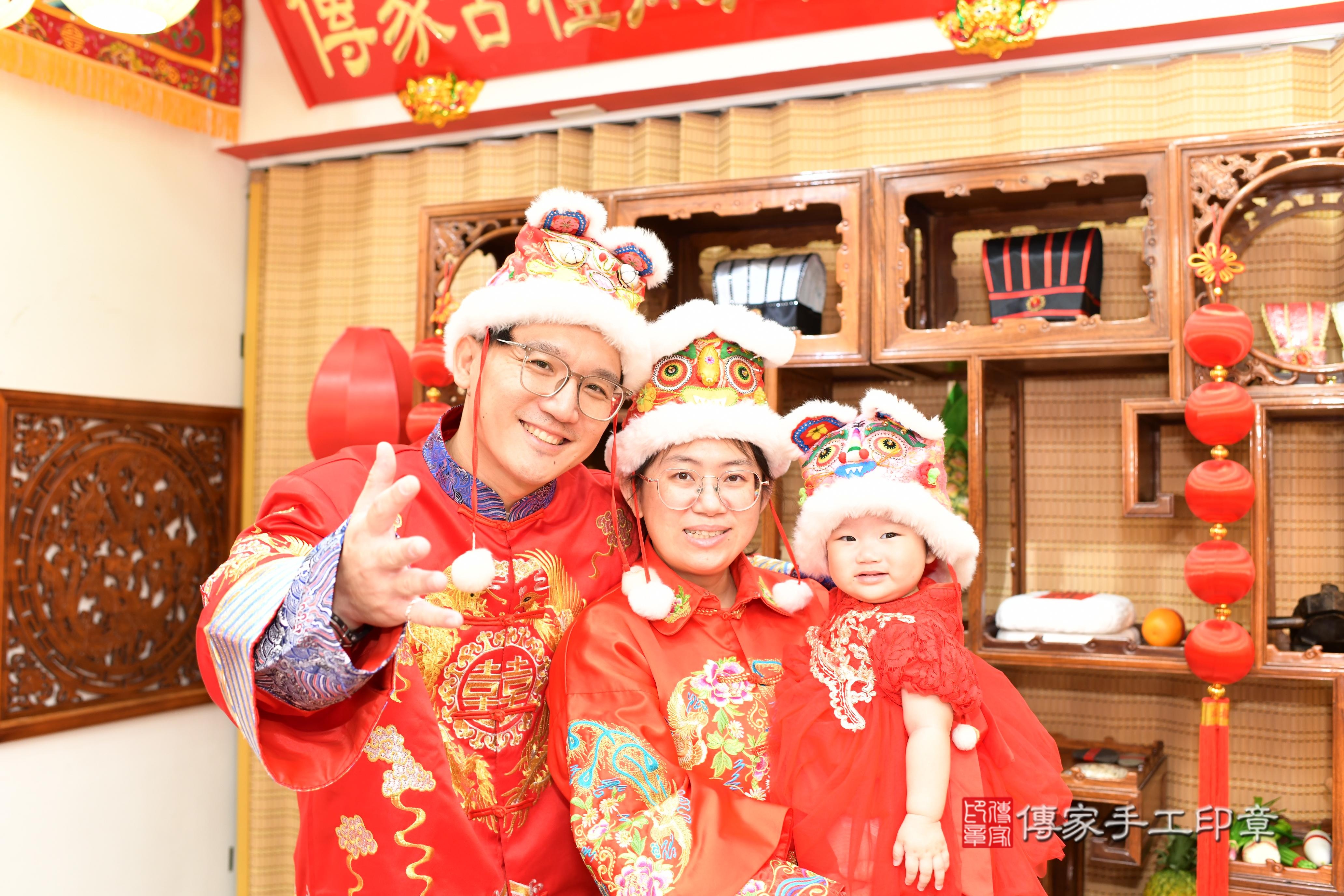 傳家手工印章台南店、抓周、度脺、中國風會場、傳家嬰兒古禮、吉祥話、抓周道具物品24種、拍照。抓周證書。寶寶抓周、滿周歲、生日快樂、祝福