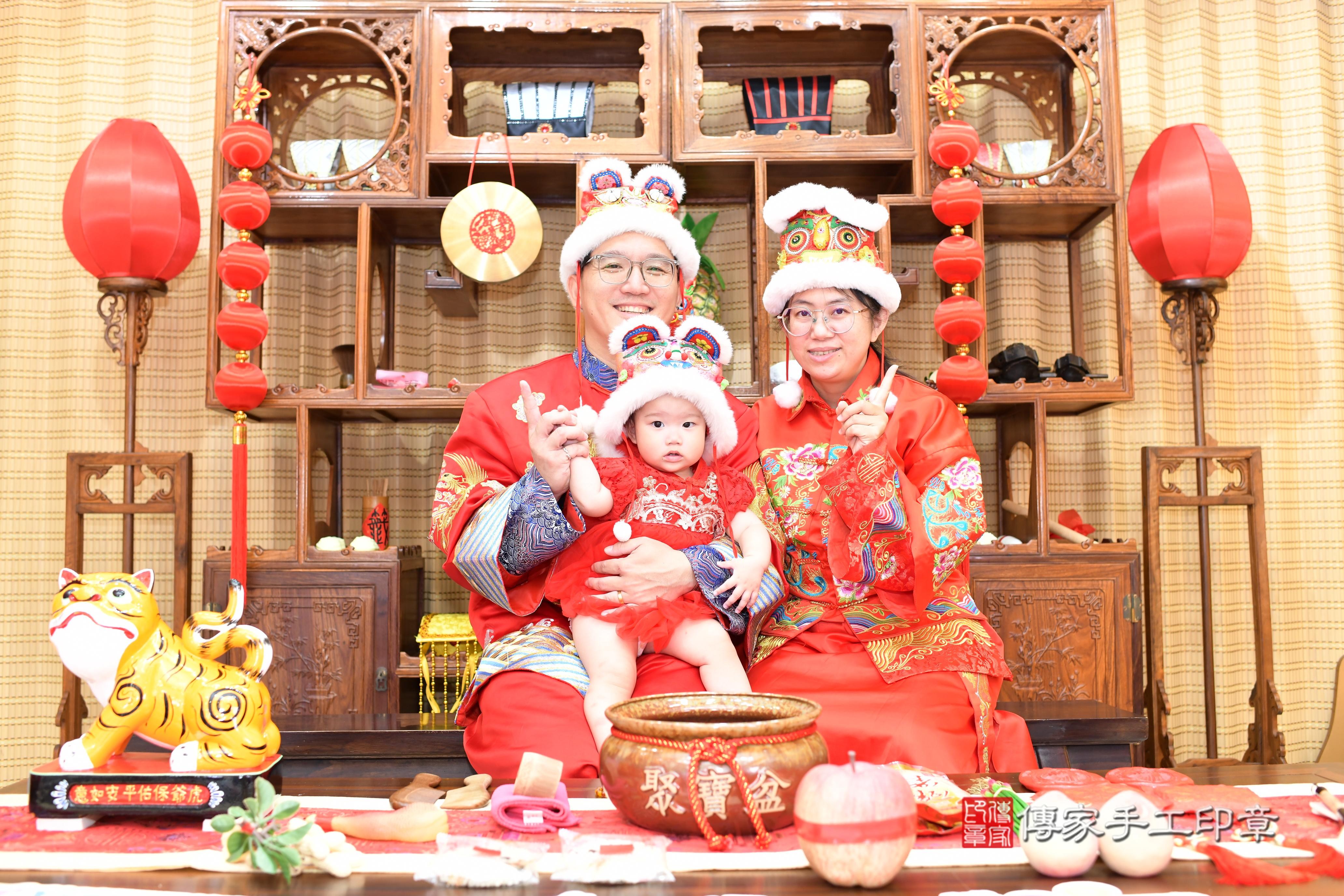 傳家手工印章台南店、抓周、度脺、中國風會場、傳家嬰兒古禮、吉祥話、抓周道具物品24種、拍照。抓周證書。寶寶抓周、滿周歲、生日快樂、祝福