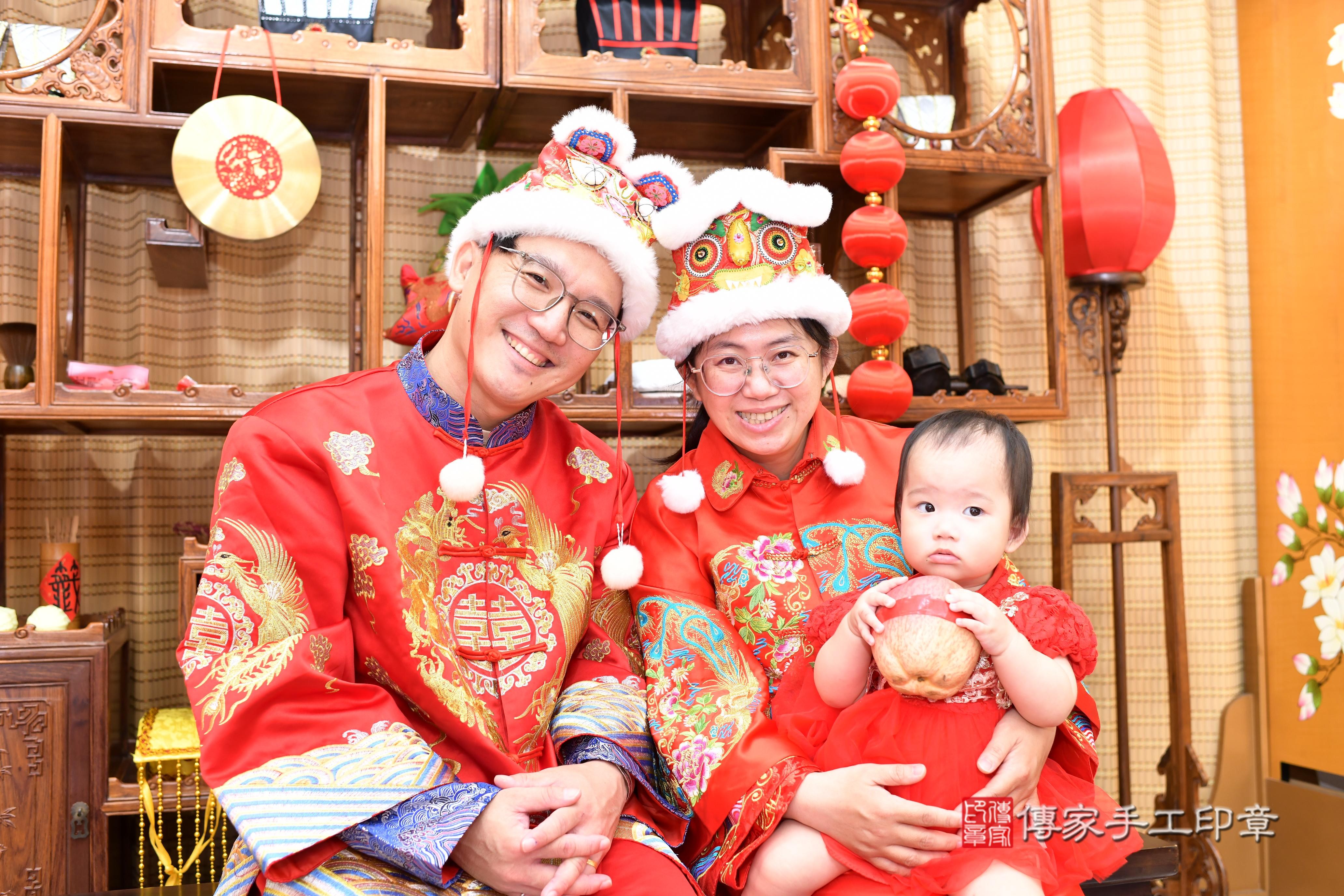 傳家手工印章台南店、抓周、度脺、中國風會場、傳家嬰兒古禮、吉祥話、抓周道具物品24種、拍照。抓周證書。寶寶抓周、滿周歲、生日快樂、祝福