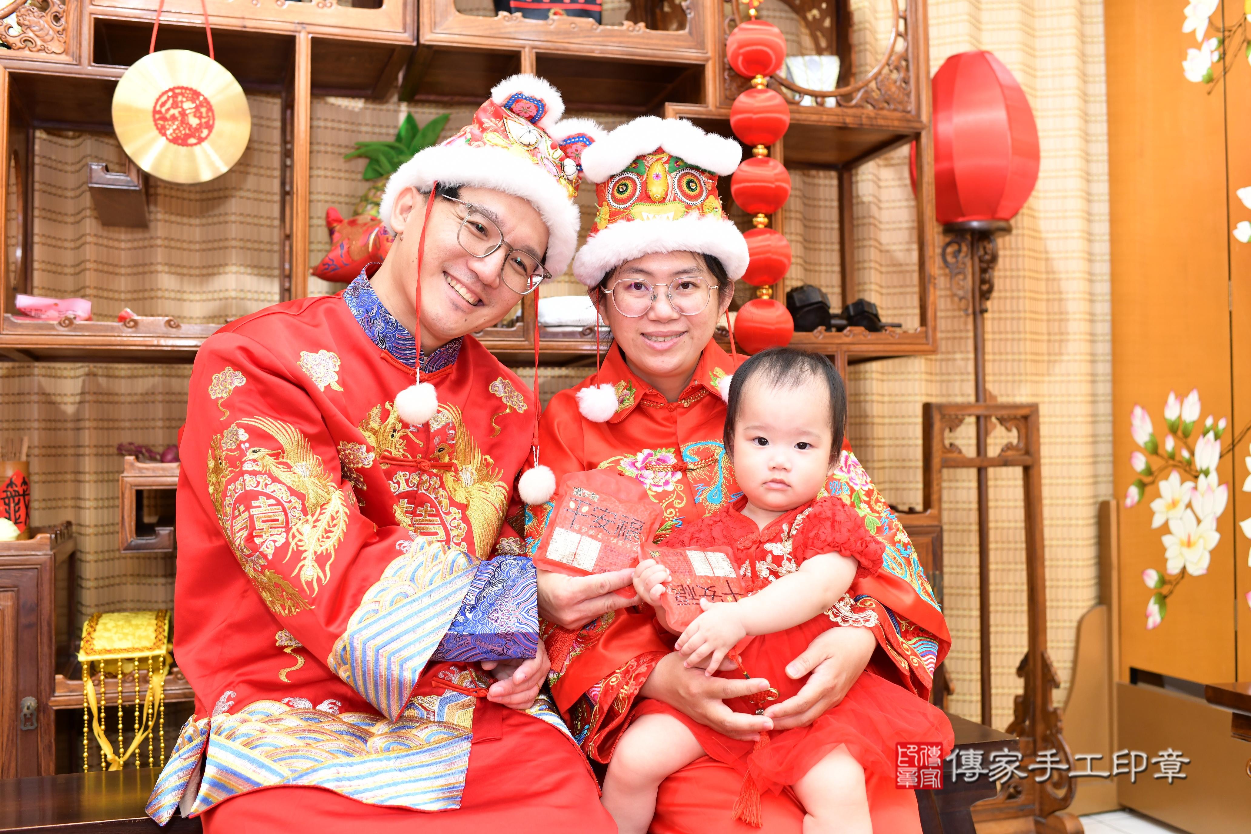 傳家手工印章台南店、抓周、度脺、中國風會場、傳家嬰兒古禮、吉祥話、抓周道具物品24種、拍照。抓周證書。寶寶抓周、滿周歲、生日快樂、祝福
