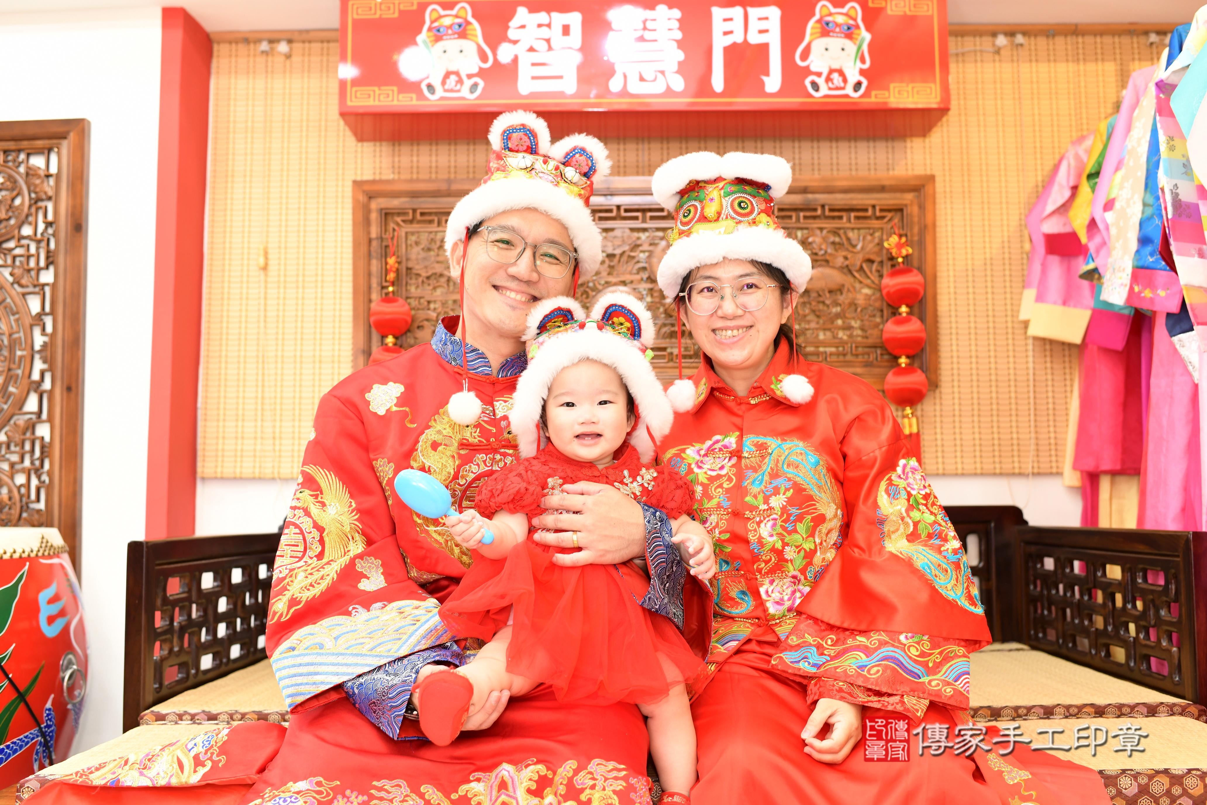 傳家手工印章台南店、抓周、度脺、中國風會場、傳家嬰兒古禮、吉祥話、抓周道具物品24種、拍照。抓周證書。寶寶抓周、滿周歲、生日快樂、祝福