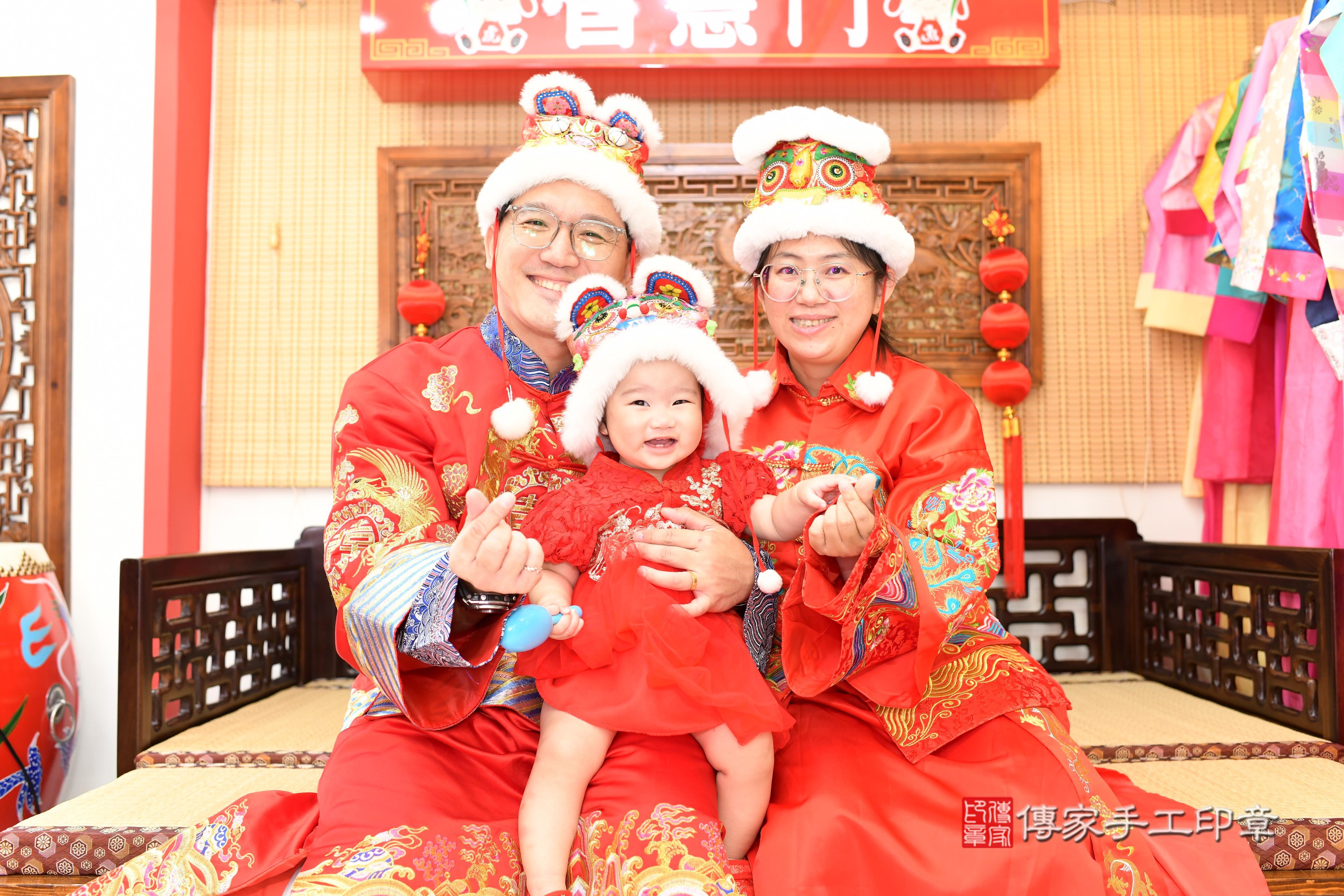 傳家手工印章台南店、抓周、度脺、中國風會場、傳家嬰兒古禮、吉祥話、抓周道具物品24種、拍照。抓周證書。寶寶抓周、滿周歲、生日快樂、祝福