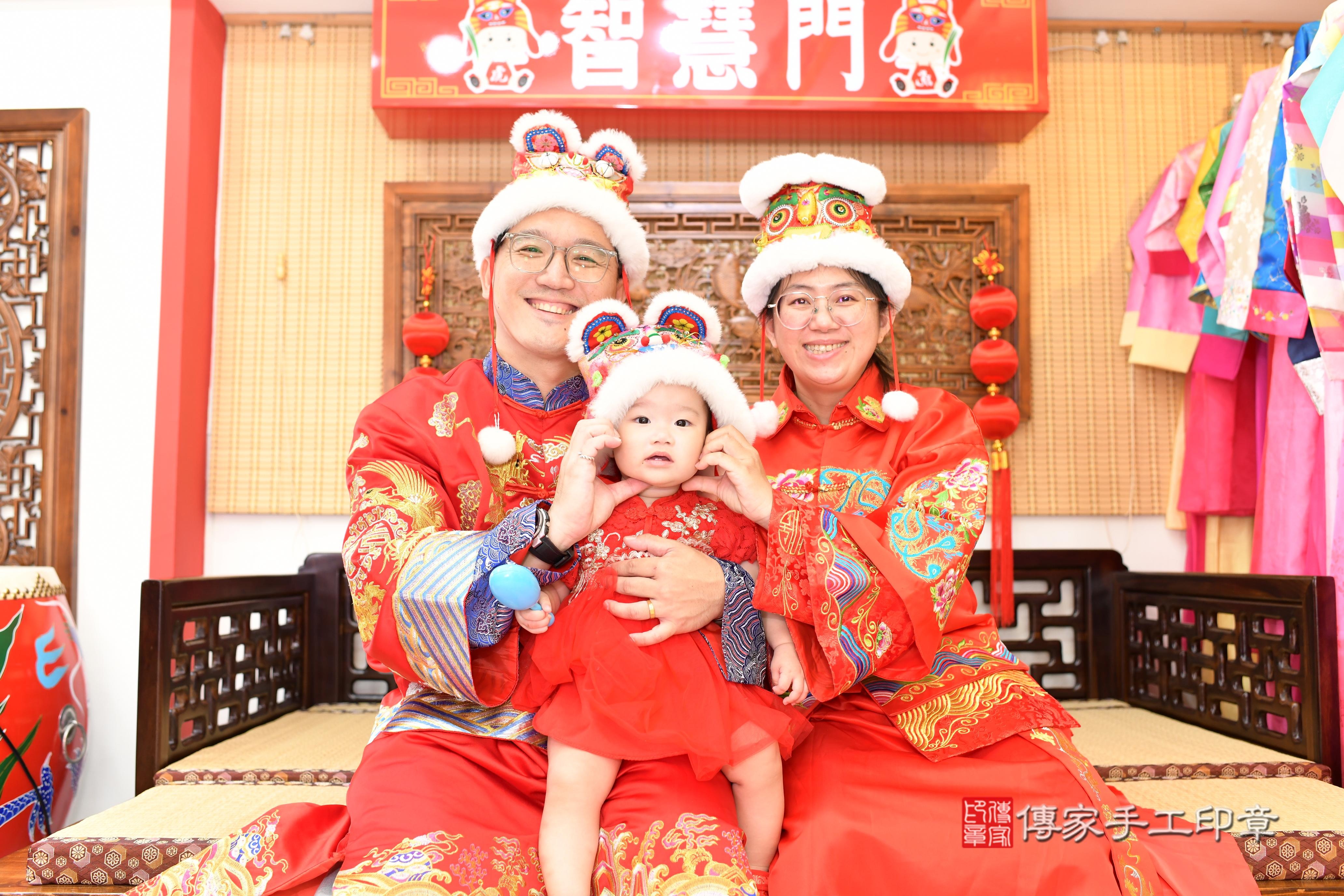 傳家手工印章台南店、抓周、度脺、中國風會場、傳家嬰兒古禮、吉祥話、抓周道具物品24種、拍照。抓周證書。寶寶抓周、滿周歲、生日快樂、祝福