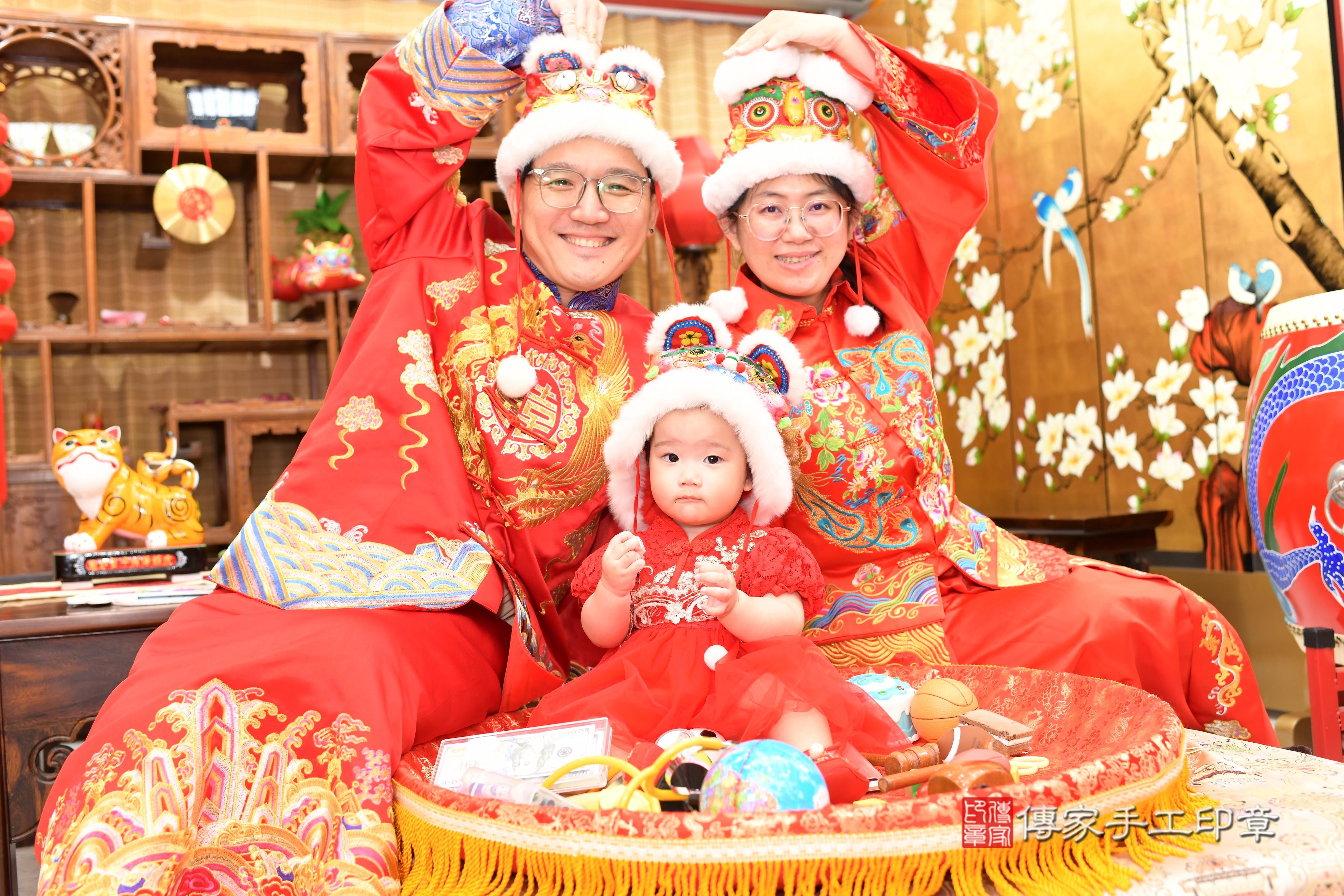 傳家手工印章台南店、抓周、度脺、中國風會場、傳家嬰兒古禮、吉祥話、抓周道具物品24種、拍照。抓周證書。寶寶抓周、滿周歲、生日快樂、祝福