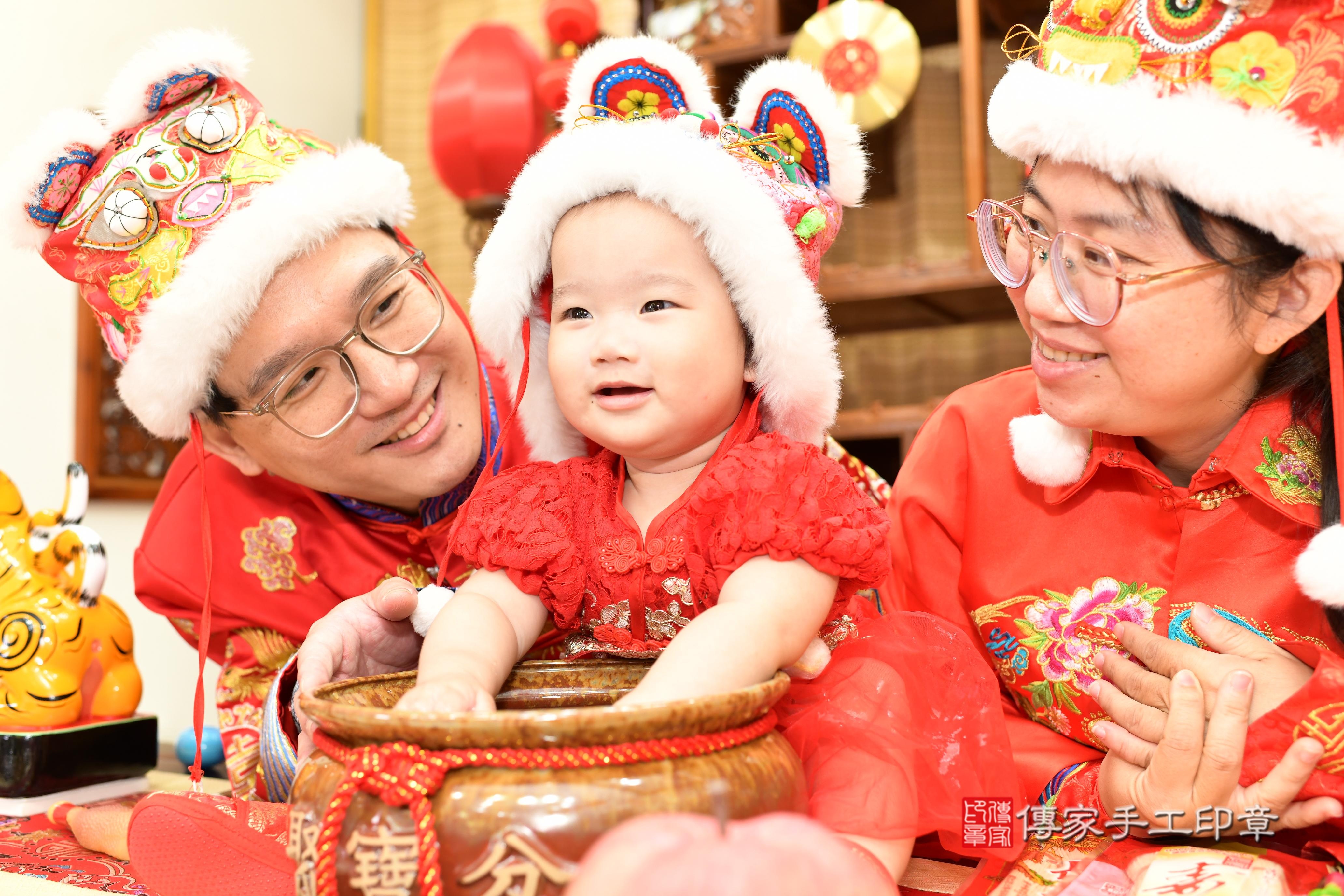 傳家手工印章台南店、抓周、度脺、中國風會場、傳家嬰兒古禮、吉祥話、抓周道具物品24種、拍照。抓周證書。寶寶抓周、滿周歲、生日快樂、祝福