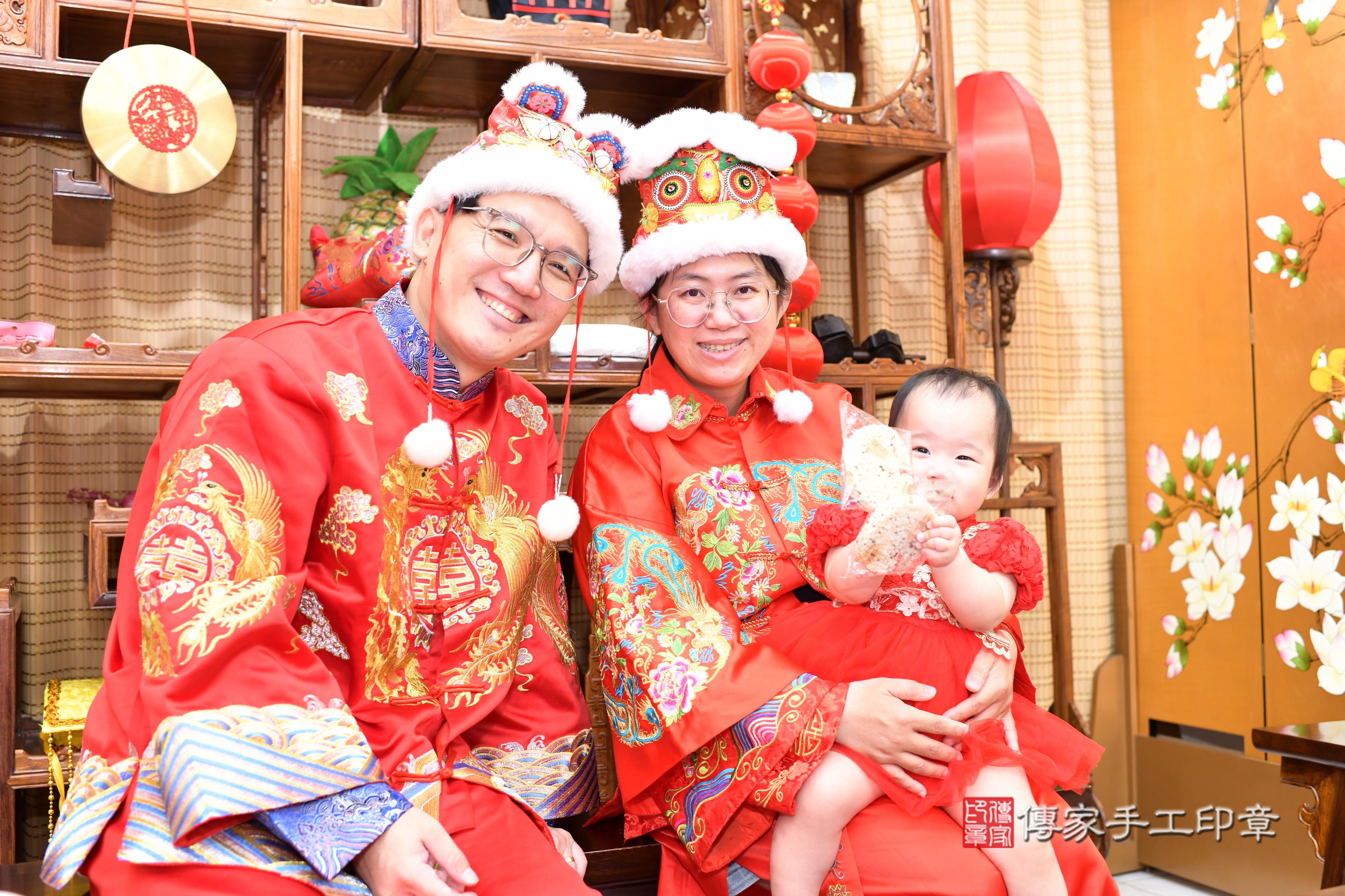 傳家手工印章台南店、抓周、度脺、中國風會場、傳家嬰兒古禮、吉祥話、抓周道具物品24種、拍照。抓周證書。寶寶抓周、滿周歲、生日快樂、祝福