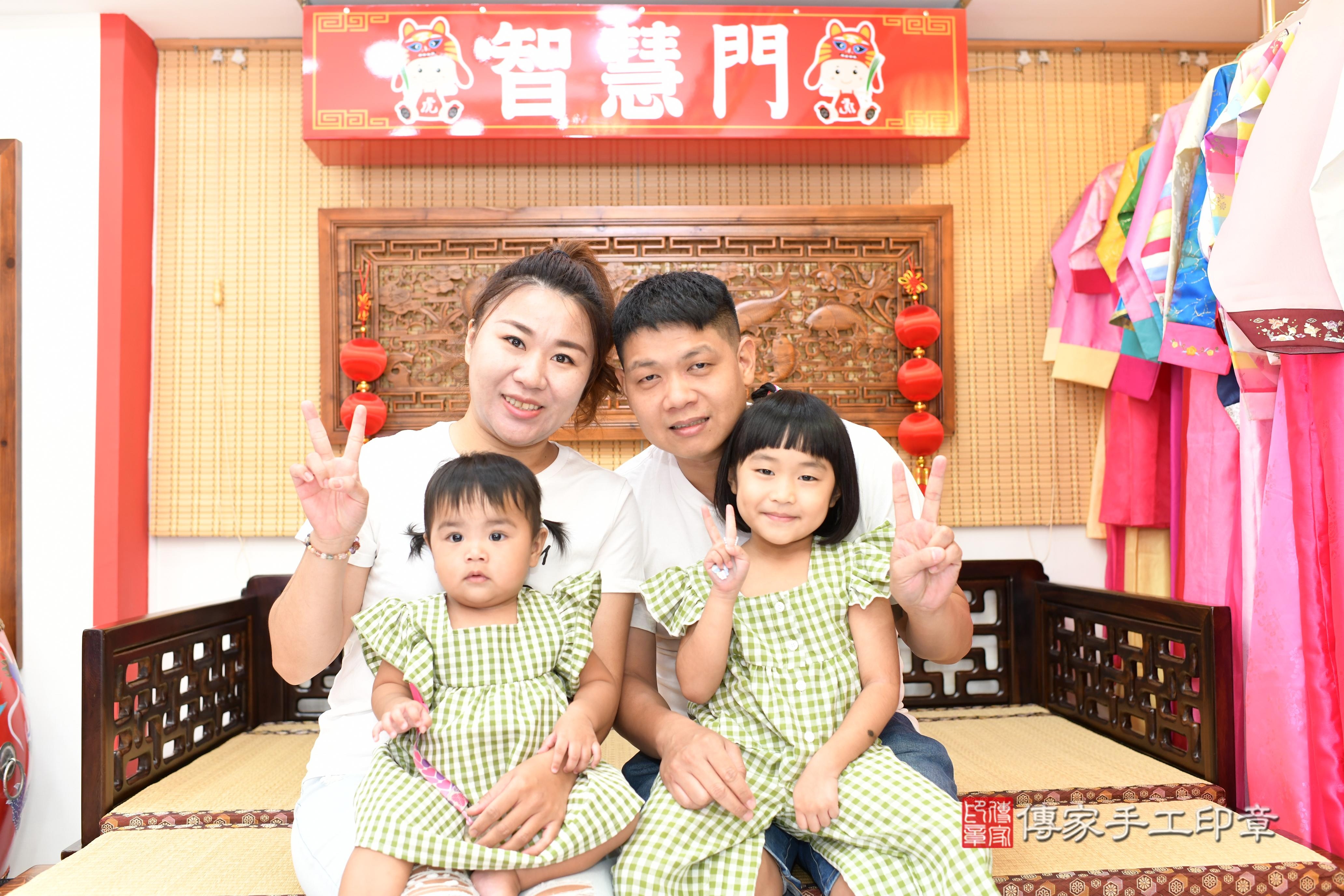 傳家手工印章台南店、抓周、度脺、中國風會場、傳家嬰兒古禮、吉祥話、抓周道具物品24種、拍照。抓周證書。寶寶抓周、滿周歲、生日快樂、祝福
