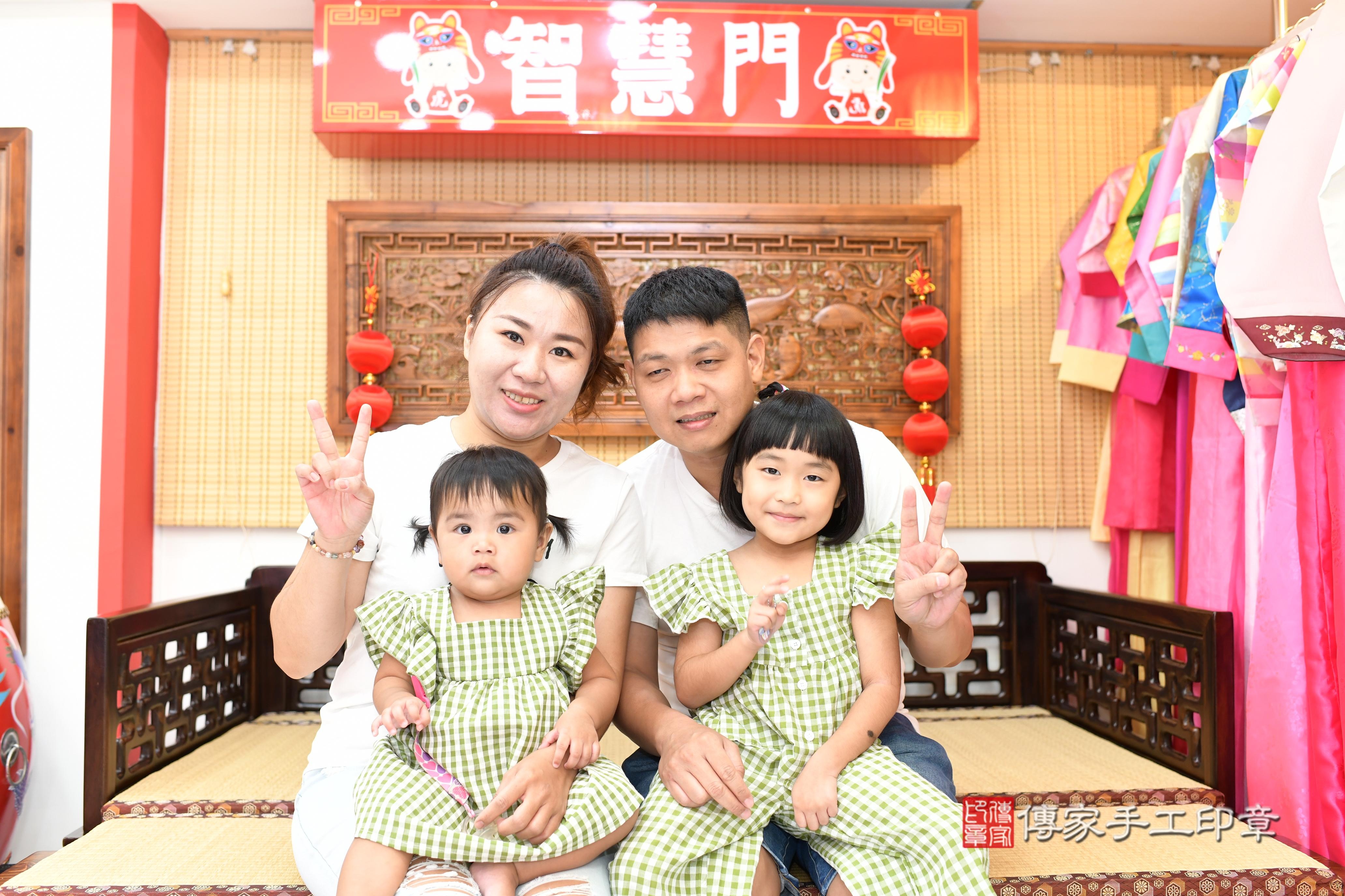 傳家手工印章台南店、抓周、度脺、中國風會場、傳家嬰兒古禮、吉祥話、抓周道具物品24種、拍照。抓周證書。寶寶抓周、滿周歲、生日快樂、祝福