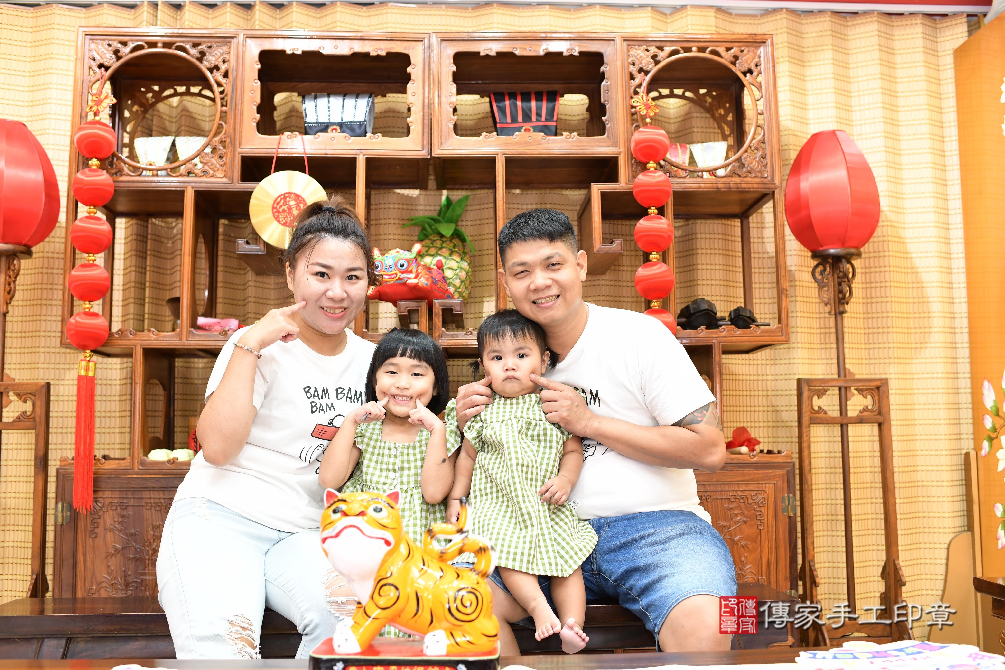 傳家手工印章台南店、抓周、度脺、中國風會場、傳家嬰兒古禮、吉祥話、抓周道具物品24種、拍照。抓周證書。寶寶抓周、滿周歲、生日快樂、祝福
