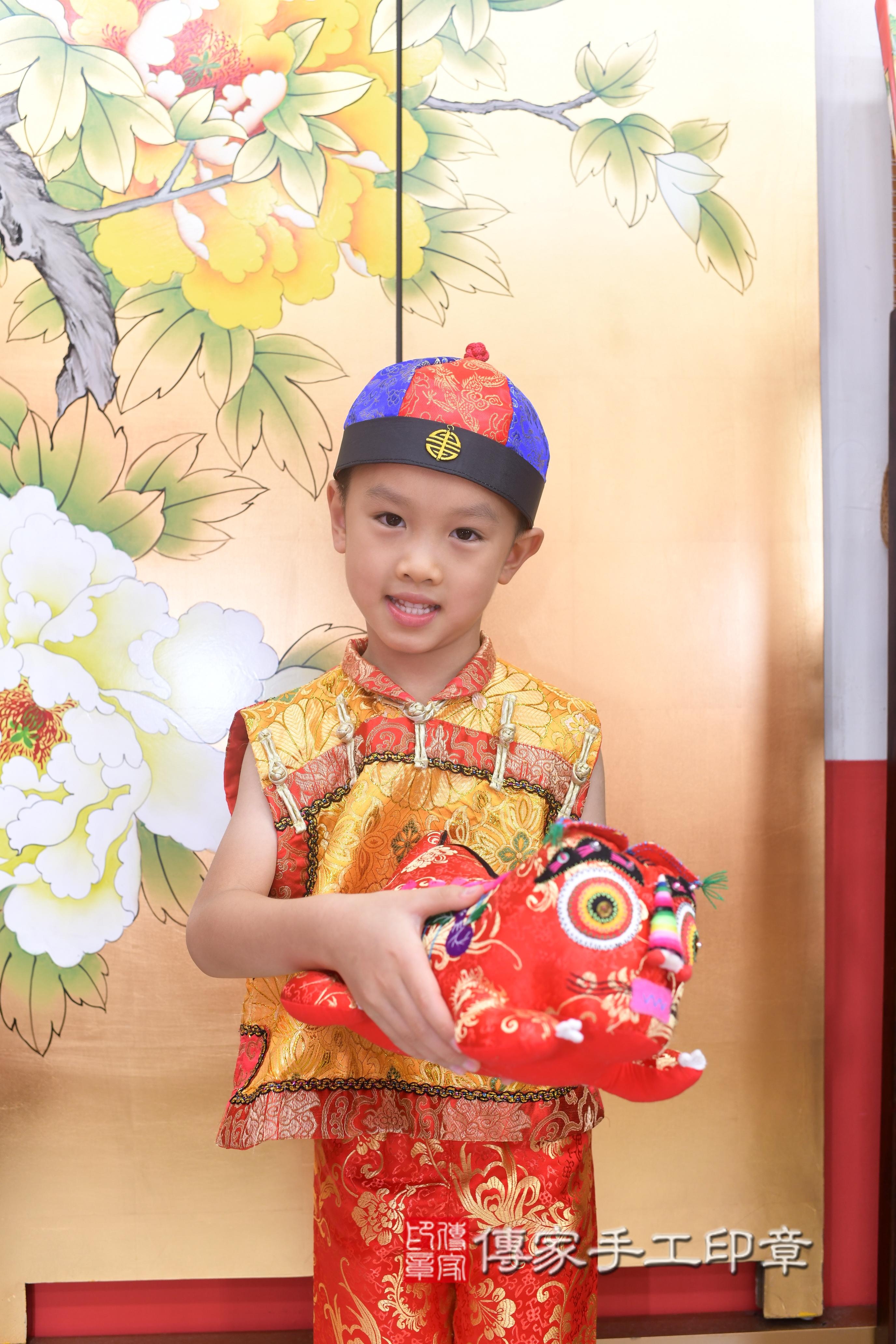 傳家手工印章台南店、抓周、度脺、中國風會場、傳家嬰兒古禮、吉祥話、抓周道具物品24種、拍照。抓周證書。寶寶抓周、滿周歲、生日快樂、祝福