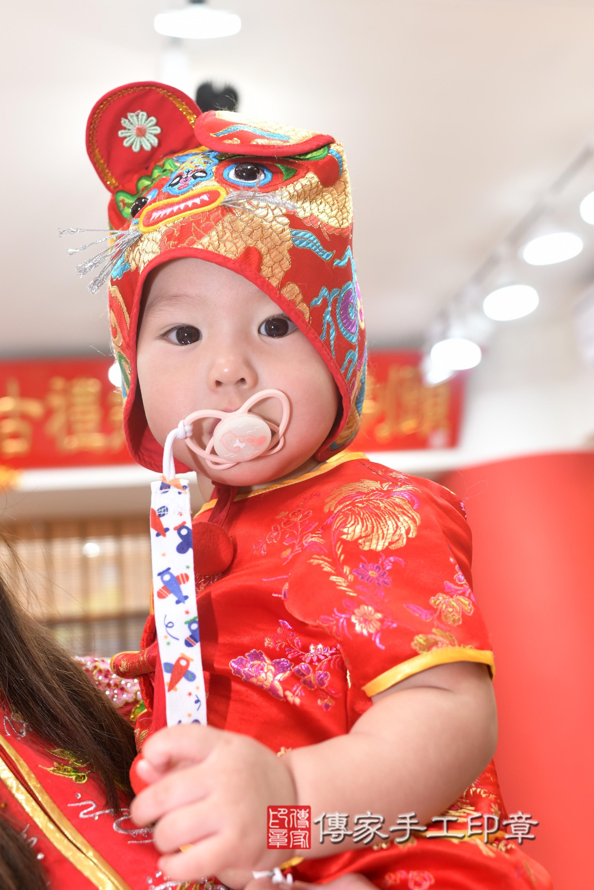 傳家手工印章台南店、抓周、度脺、中國風會場、傳家嬰兒古禮、吉祥話、抓周道具物品24種、拍照。抓周證書。寶寶抓周、滿周歲、生日快樂、祝福